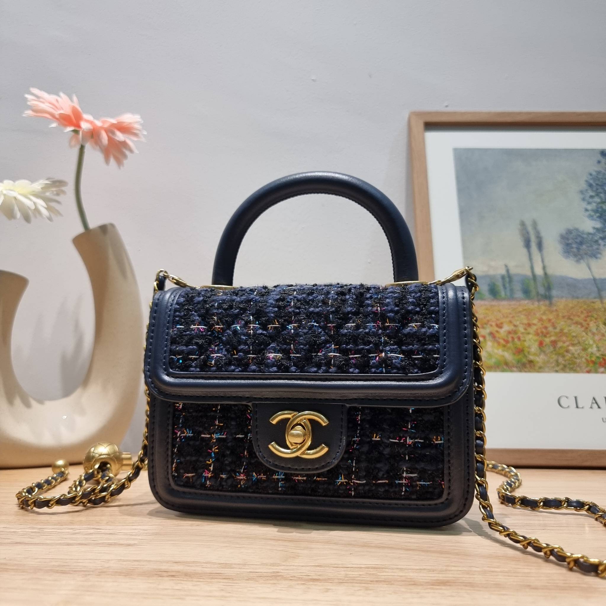 Chanel tweed mini flap bag / Chanel mini top handle กระเป๋าสะพายงานผ้าทวิตเอกลักษณ์เฉพาะของแบรนด์ งานสวยเป๊ะ มาพร้อมสายยาวถอดออกถือสวยๆเริ่ดๆ คิวท์มาก!! ดีเทลน่ารักเพียบ!!