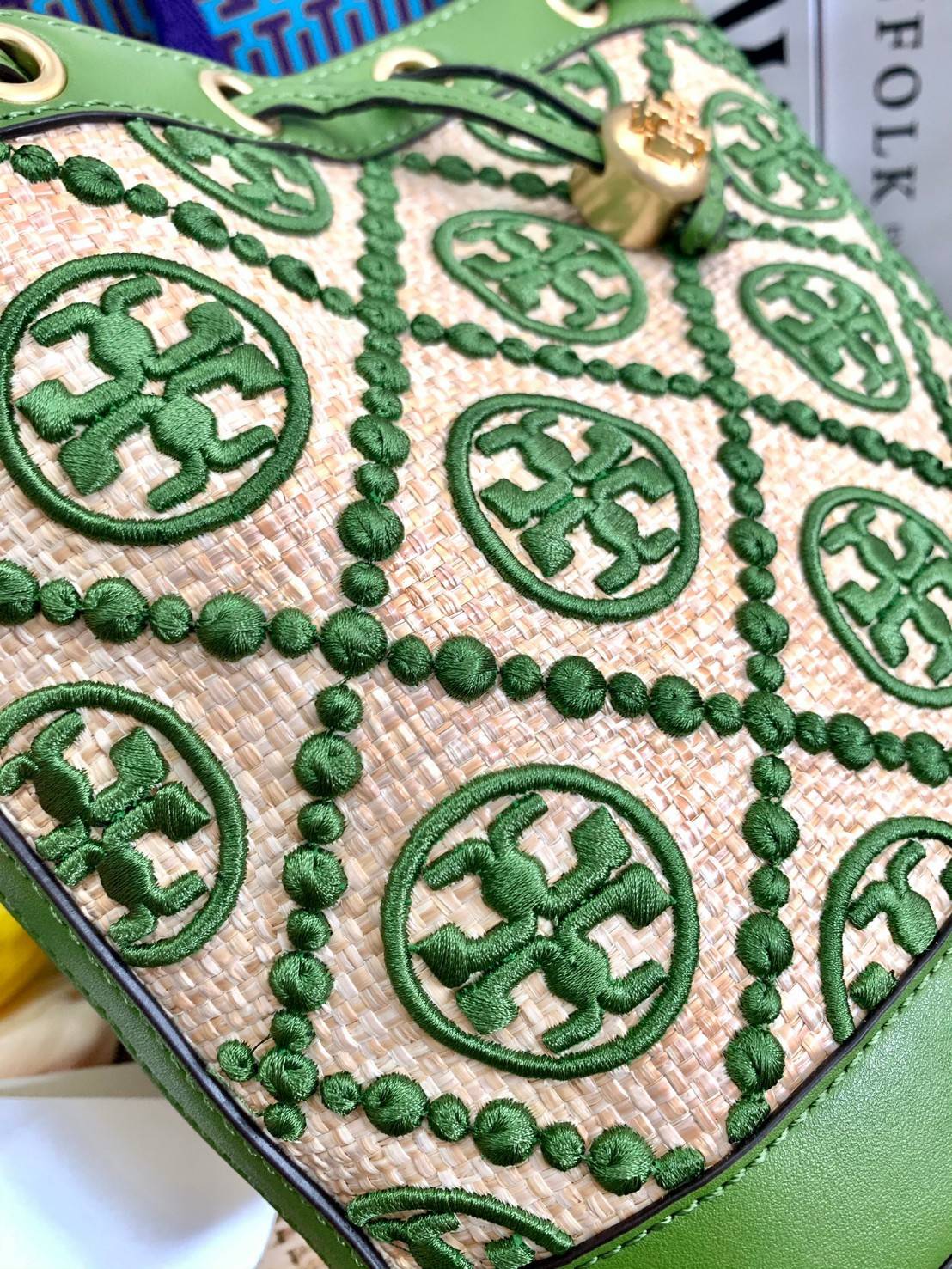 TORY BURCH T MONOGRAM STRAW BUCKET BAG NATURAL/SHISO 🌿สวยงามสะดุดตามากๆค่ะ จัดหนักกันไปเลยจ้า กับรุ่นที่สาวๆรอคอย พร้อมเสิร์ฟความสวยให้ถึงบ้านแล้วน้า กระเป๋าบัคเก็ตทรงยอดนิยม ดีไซน์ใหม่ล่าสุด ยูนีคไม่เหมือนใคร ลายสานเต็มใบพร้อมปักโลโก้เอกลักษณ์สีเ