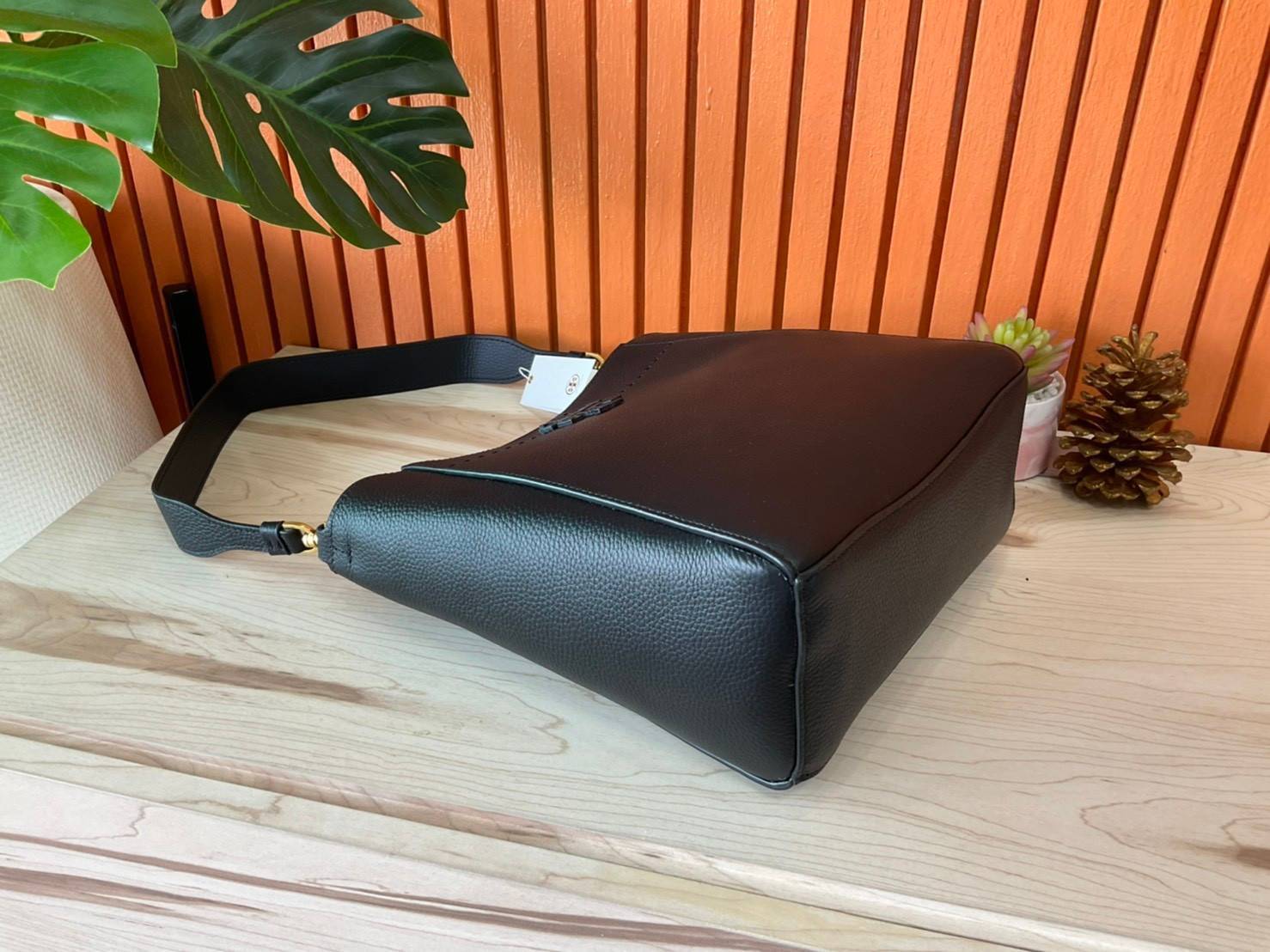 ของแท้ 💯% Tory Burch Mcgraw Hobo Bag TORY BURCH MCGRAW HOBO BAG รุ่น 51063 กระเป๋าสะพายไหล่ สะพายได้ 2 ทรง ทรงสวยไม่ตกเทรน ผลิตจากหนังแท้ หนังลูกวัว หนังนุ่ม หนังหอม น้ำหนักเบามากกก!! นิ่มสวยมากๆ