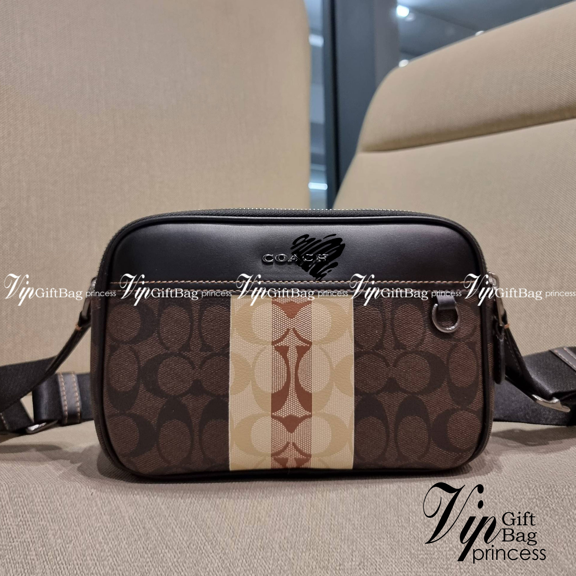 COACH GRAHAM CROSSBODY IN BLOCKED SIGNATURE CANVAS WITH VARSITY STRIPE C9965 อีกหนึ่งกระเป๋าครอสบอดี้รุ่นยอดฮิตสำหรับหนุ่มๆ ที่สาวๆก็ใช้ได้!! ดีไซน์ใหม่เพิ่มดีเทลความแพงไปอีก รูปทรงคลาสสิค ใช้งานสะดวก ง่ายต่อชีวิต วัสดุหนังแคนวาสเคลือบลายสลับหนังแท้ ด้านห