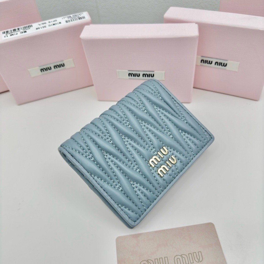 Miu Miu Small matelassé nappa leather wallet กระเป๋าสตางค์หนังแนปป้า ตกแต่งโลโก้หรูหราเป็นเอกลักษณ์