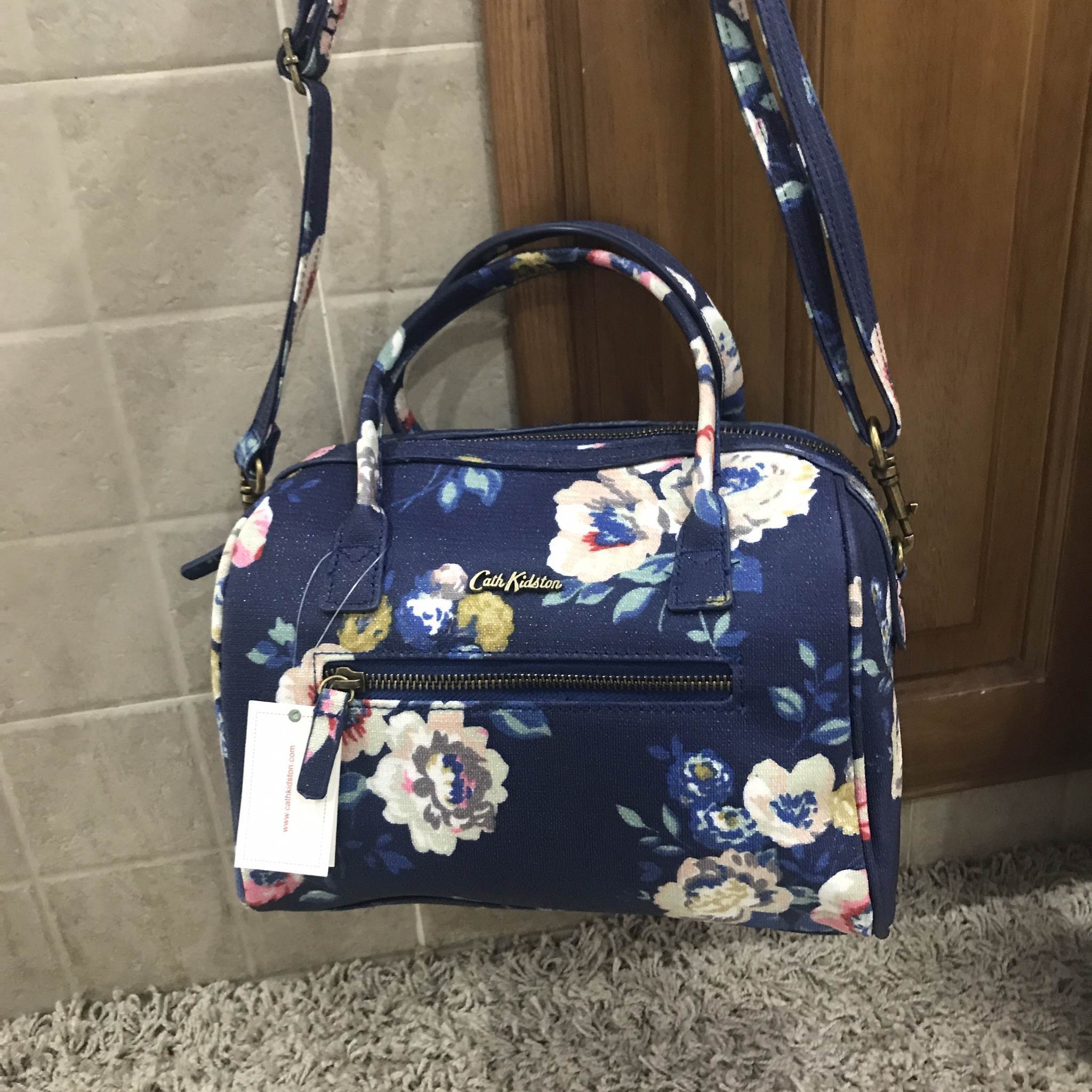 Cath Kidston bowling bag กรี้ดกับความน่ารักของกระเป๋าแบรนด์นี้ค่ะ กระเป๋าทรง bowling bag จาก cath kidston ชนช้อป ค่ะ ขนาดกลางจุของ ทั้งกระเป๋าสตางค์ กระเป๋าเครื่องสำอางค์ เปิดปิดด้วยซิป มีมาครบสามลายแล้วค่ะ นี้หนังแข็งเป็นทรงไม่ย้วย ใช้งานง่าย แนะนำมากๆเล