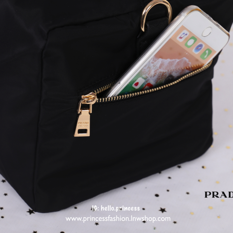 Prada nylon travel bag สินค้า Premium gift 100% กระเป๋าเดินทาง ทำจากวัสดุผ้าไนล่อนคุณภาพดี น้ำหนักเบา อ่ะไหล่ทองสุดหรู ขนาดกำลังดีจุของได้เยอะมาก ด้านข้างมีช่องซิปใส่ของทั้งสองข้าง ซับในอย่างดีพิมพ์ลายแบรนด์สวยๆ มาพร้อมสาย cross body สามารถปรับได้ (ถอดได้