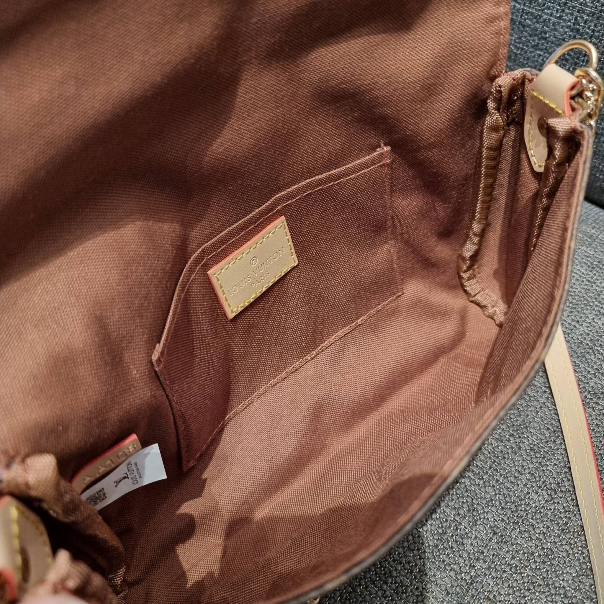 LV CROSSBODY CHAIN BAG rare item!! วัสดุหนังแคนวาส คมชัด หรู เปิด-ปิดกระเป๋าด้วยแถบแม่เหล็ก ภายในเป็นช่องโล่ง ใส่ของใช้สำคัญได้สบายๆ มือถือ พาวเวอร์แบงค์ เครื่องสำอางค์ ของจุกจิกได้หมดจ้า มาพร้อมสายสะพายโซ่ และสายสะพาย crossbody ถอดออกได้ พร้อมเสิร์ฟความส