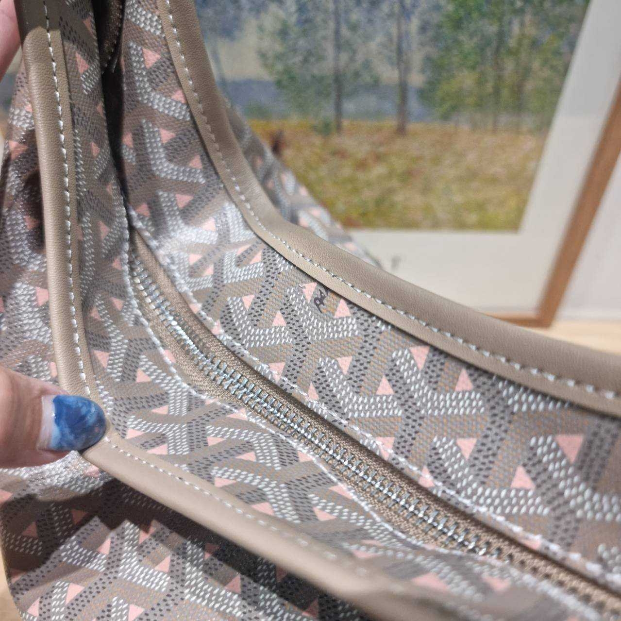 GOYARD BOHEME HOBO BAG กระเป๋าโฮโบใบใหญ่ พร้อมใบลูก มาในสีลิมิเต็ดรุ่นที่ตามหา สวยเด่นเป็นเอกลักษณ์ด้วยลวดลายตัว Y เต็มผืน