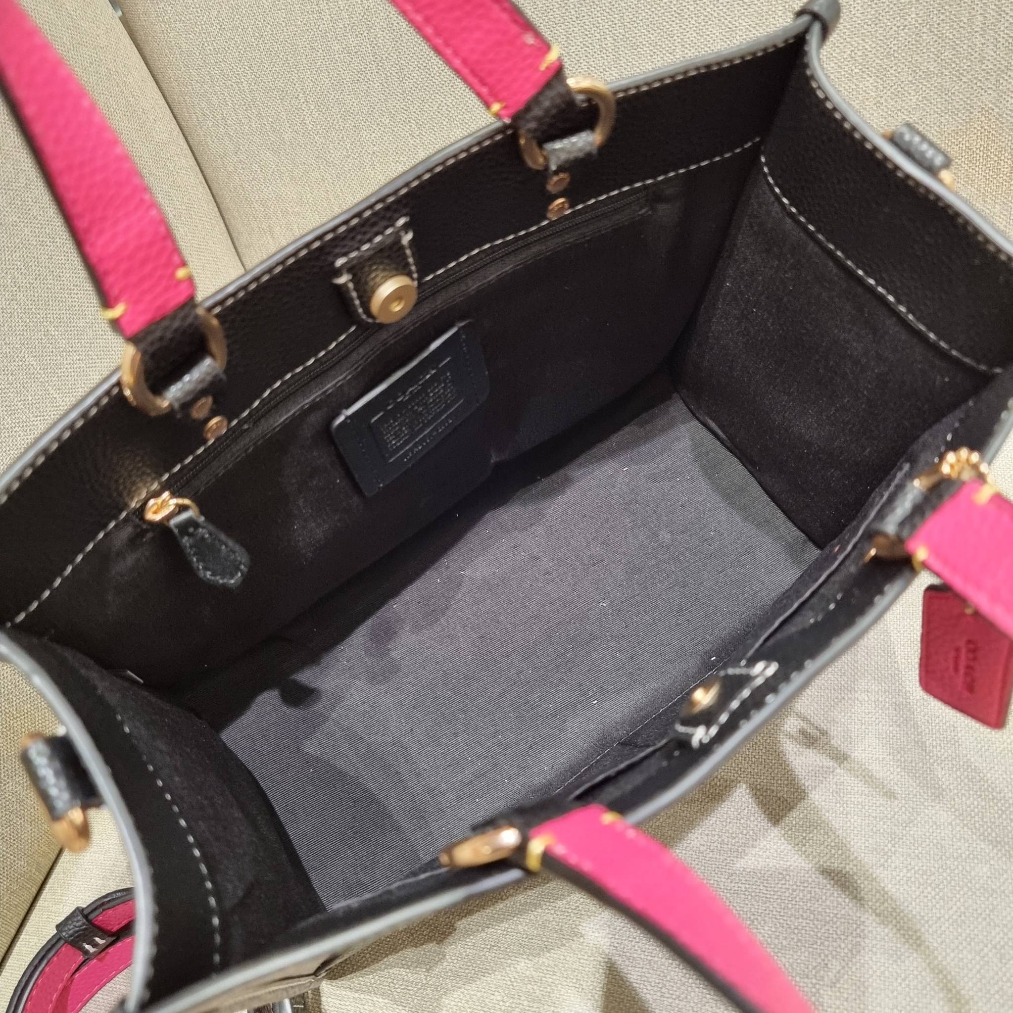 OUTLET 】COACH C6921 DEMPSEY CARRYALL IN SIGNATURE CANVAS WITH SOUVENIR SKYLINE APPLE ใหม่ล่าสุด จัดใหญ่ให้ไปเลย!! กระเป๋าทรงโท้ทไซส์ใหญ่กำลังสวย ใส่ของได้แบบจุๆ โดดเด่นด้วยโลโก้สุดหรู วัสดุหนังแคนวาสคุณภาพดีสลับหนัง pepble ภายในกระเป๋าเป็นช่องโล่ง ใส่ของส