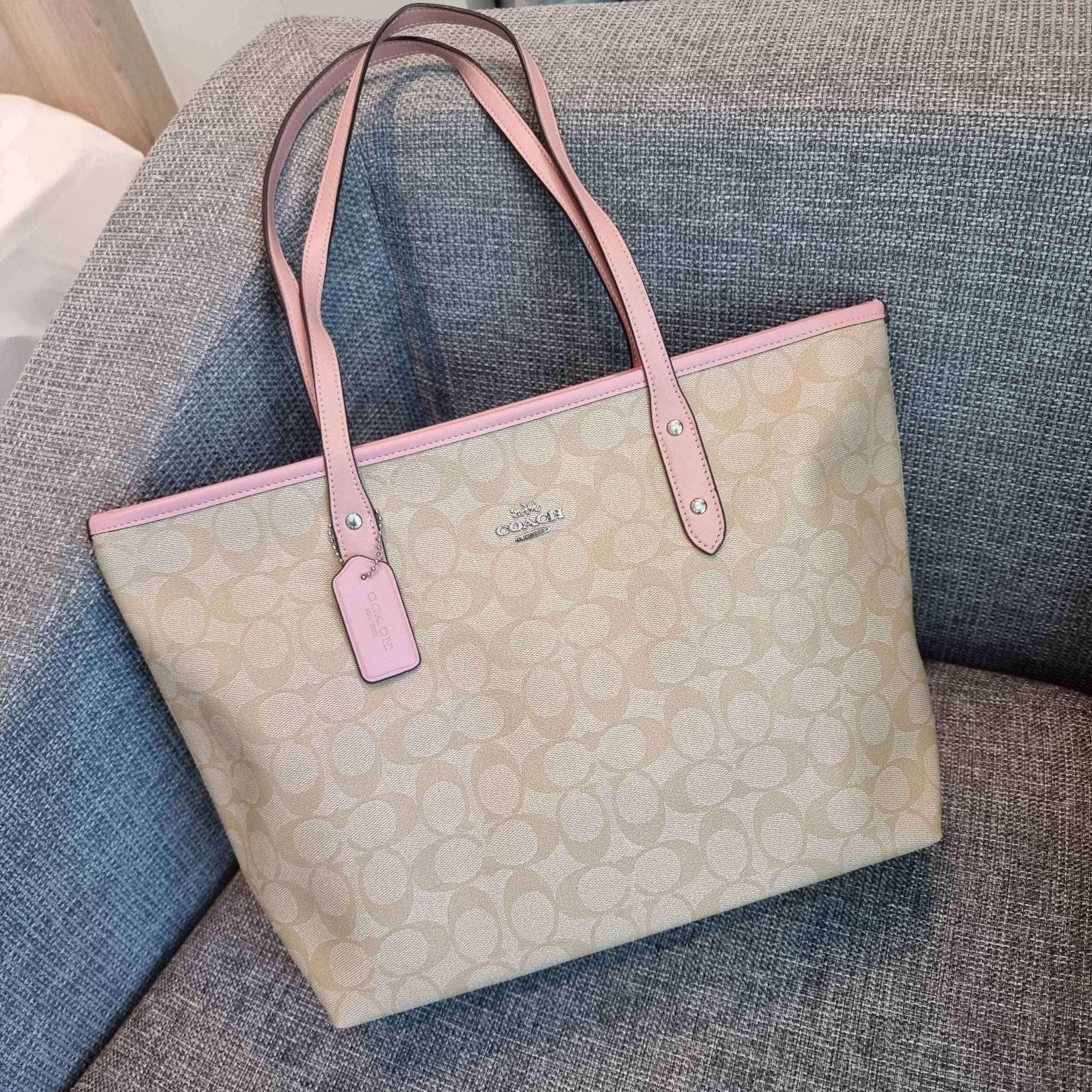 OUTLET 】COACH F58292 CITY ZIP TOTE IN SIGNATURE 16" รุ่นขายดี!! ไซส์ใหญ่ สีสวยมาให้แบบจัดเต็ม!! กระเป๋าถือทรงโท้ทใบใหญ่ สวยน่าใช้ทุกสี สะพายคล้องไหล่ได้เก๋ๆ จุของแน่นๆไปเลยจ้า!! วัสดุหนังแคนวาสคุณภาพ ปากกระเป๋าเปิด-ปิดด้วยซิป กันของหล่นได้ ถือไปไหนก็