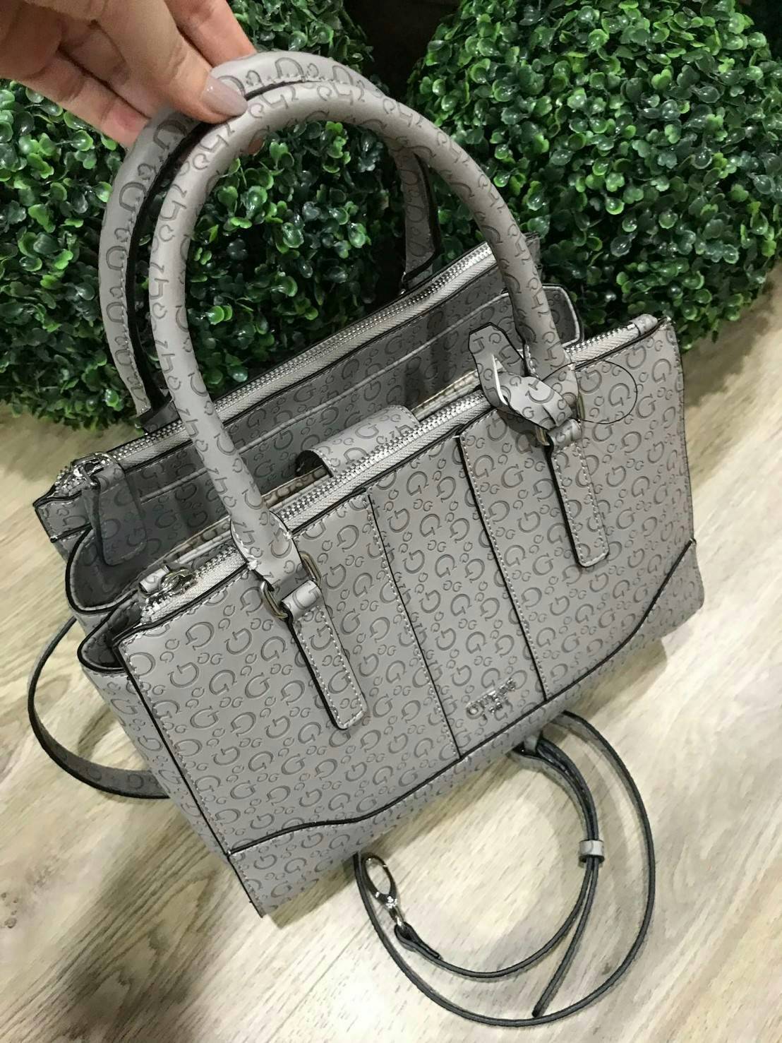GUESS WOMAN SINGNATURE HANDBAG 2019 กระเป๋าสะพายรุ่นใหม่ล่าสุดจาก GUESS FACTORY หนังสวยอยู่ทรงปั้มลาย Singnature รอบใบ ด้านหน้าประดับโลโก้แบรนด์ ภายในมีโลโก้ ซับในลายแบรนด์ มีช่องแบ่งหลายช่องทั้งช่องซิปและช่องเล็ก ใส่ของแยกเป็นสัดส่วนสะดวกใช้ ขนาดกำลังดีส