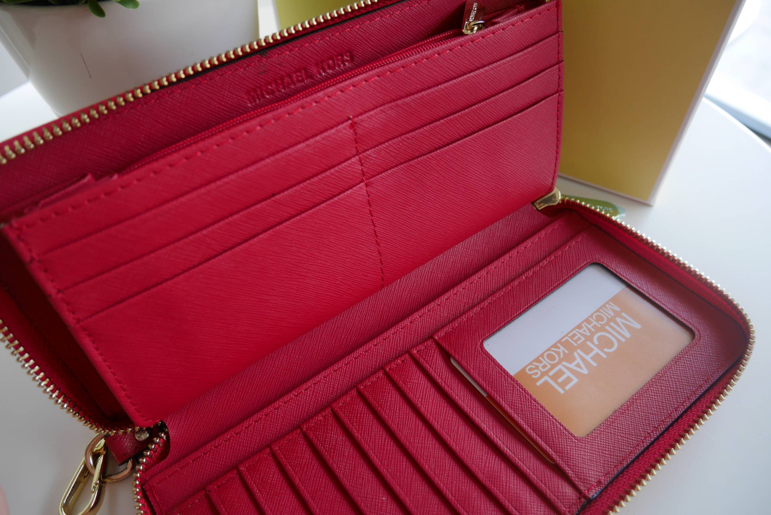 Best seller! งานขายดี รุ่นใหม่คะ Michael kors saffiano Wallet กระเป๋าสตางค์ใบยาว หนัง Saffiano ซิปรอบ สวยหรู มาก อะไหล่ปั้มโลโก้แบรนด์ ด้านในมีช่องใส่บัตร เยอะม้ากกก อีกด้านมีช่องแบงค์+ซิปใส่เหรียญ จุของได้เยอะจริงๆคะ ใส่ iphone 6+ ได้ สวยหรูดูดี อุปกรณ์ค