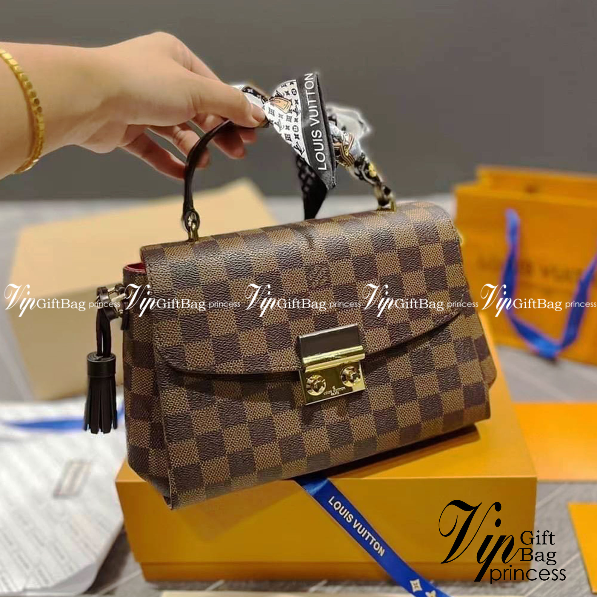 LV CROISETTE CROSSBODY BAG ให้สาวๆได้สวย ในราคาจับต้องได้ กับกระเป๋าสะพายข้าง ดีไซน์ลวดลายตารางเอกลักษณ์ คลาสสิคแต่ดูผู้ดี วัสดุหนังแคนวาส เปิด-ปิดด้วยตัวล็อคแน่นหนา ภายในโล่งกว้าง ใส่ของสำคัญได้ครบถ้วน สายสะพายถอดออกได้ ปรับได้ มีหูจับในตัว ถือเก๋ๆ หรือจ