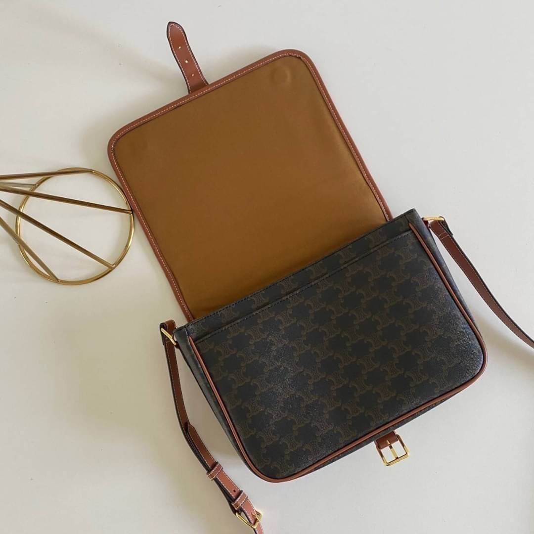 Celine Messenger Folco Bag in Triomphe Canvas กระเป๋าสะพายทรงแมสเซ็นเจอร์ โดดเด่นไม่เหมือนกับลวดลายแคนวาสที่เป็นเอกลักษ์แบรนด์แบบไม่เหมือนใครให้ด้วยความเรียบหรูดูทางการ เพิ่มความภูมิฐานให้กับคุณอย่างลงตัวเลยทีเดียวสำหรับกระเป๋าทรงแนวนอน ซึ่งเป็นกระเป๋าที่