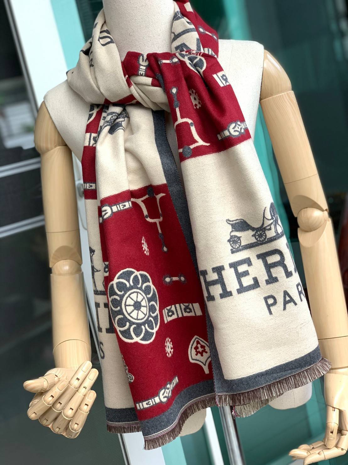 Hermes Paris Women’s Scarves Accessories Scarf ผ้าคลุมไหล่ผืนใหญ่ สวยหรูตาสแบบฉบับจากHermes ถักทอด้วยผ้าcashmere ผ้าเนื้อดี สัมผัสนุ่มมือ ทอลายในตัว สีสันและลายคมชัด ผืนใหญ่ ให้ความอบอุ่น มาเป็นเซ็ทของขวัญ เพื่อมอบเป็นของขวัญชิ้นดีแทนความรู้สึกดีๆให้กับที