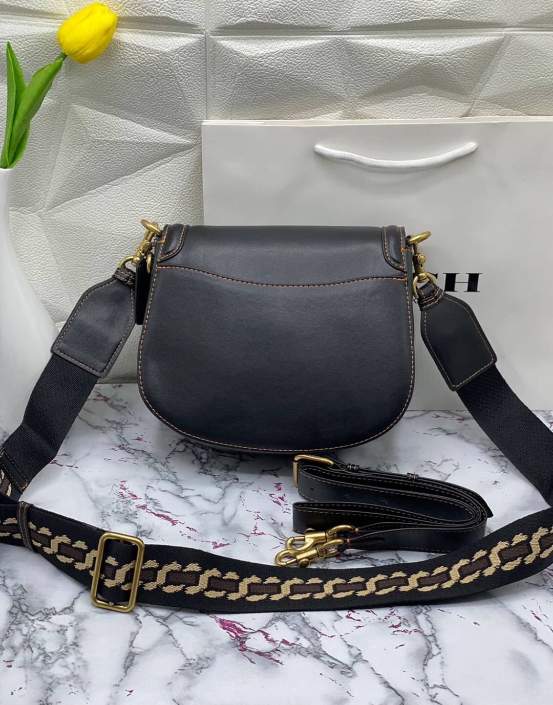 Coach Printed Coated Canvas And Glovetaanned เข้าเพิ่ม 4 แบบ มี 2สาย สายหนังและสายสปอร์ต สุดคุ้มเลยค่าา พร้อมส่งที่ไทยอีกครั้ง ฮอตฮิตไม่เลิกค่ะ ถามหากันเยอะมาก! กระเป๋าสะพายครอสบอดี้ร์ วัสดุหนังแท้ชั้นดีที่สุด! หนังสวย บวกกับอะไหล่แบรนด์ที่ดูเด่นคลาสสิคตร