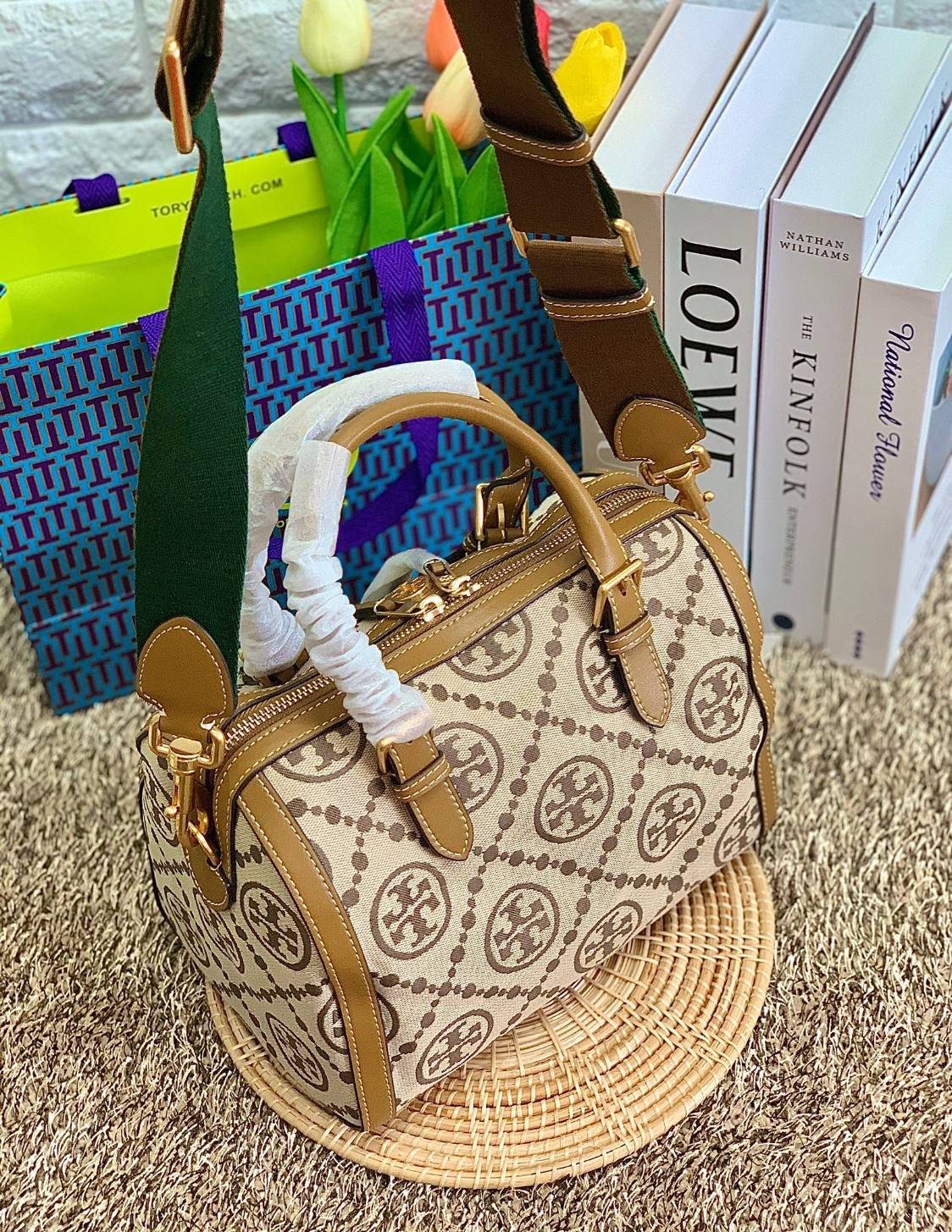 สวยก่อนใครแน่นอนค่ะนาทีนี้💋 💥รุ่นที่กำลังฮิตมากตอนนี้ของเหล่าคนดังใน ตปท.! TORY BURCH T MONOGRAM JACQUARD BARREL ((ใบใหญ่)) พร้อมส่งที่ไทยทันที! กระเป๋าทรงหมอนจาก Tory burch วัสดุ jacquardทอลายแบรด์+หนังแท้ ได้สวยงามหรู ดูคลาสสิคมากๆค่ะ เป