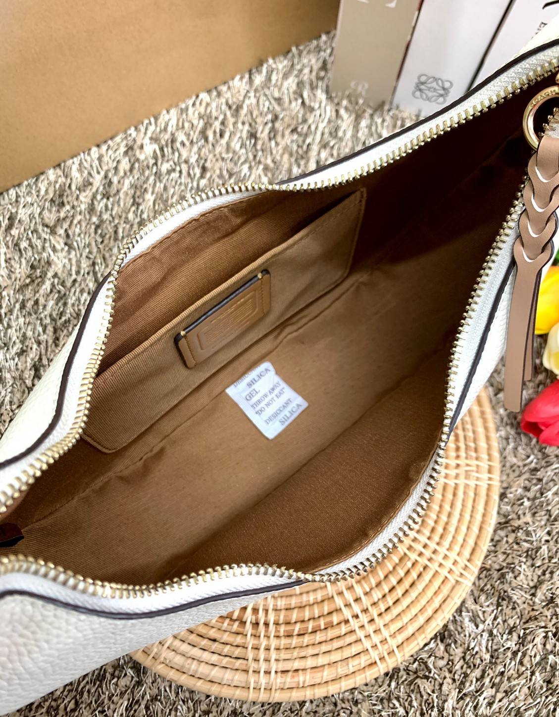 COACH BAILEY HOBO WITH WHIPSTITCH ((C4108//C1322)) พร้อมส่งที่ไทย!! สวยจริงไม่จกตาแน่นอนค่าา กระเป๋าทรงโค้ง ใช้แบบหิ้วหรือคล้องไหล่ก็ดูดี ใช้วัสดุหนังแท้ชั้นดี หนังสวยมากๆค่ะ ด้านหน้าใช้อะไหล่แบรนด์ตัวใหญ่ หรู ดูสะดุดตามีเดียว