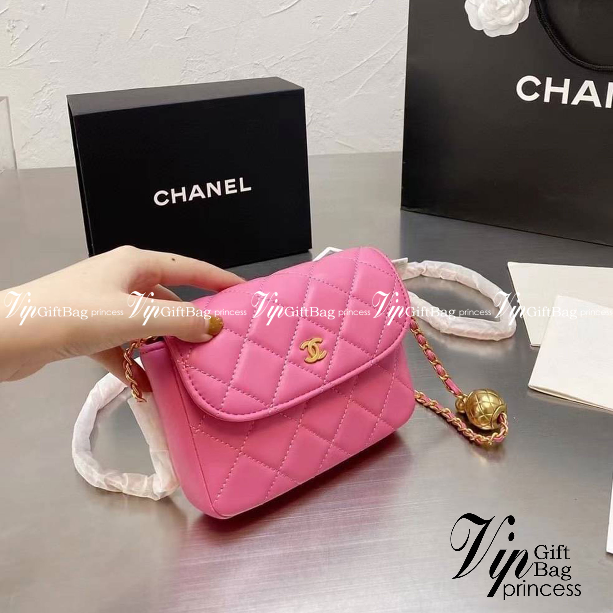 Chanel Pearl Crush with Chain / Chanel Mini crossbody bag กระเป๋าสะพายข้างหรือสะพายเป็นครอสบอดี้ รอบนี้เข้า 5 สีเลย ได้ใบนี้ไปถือออกงาน ก็สวยหรูดูแพงสุดๆค่า!!