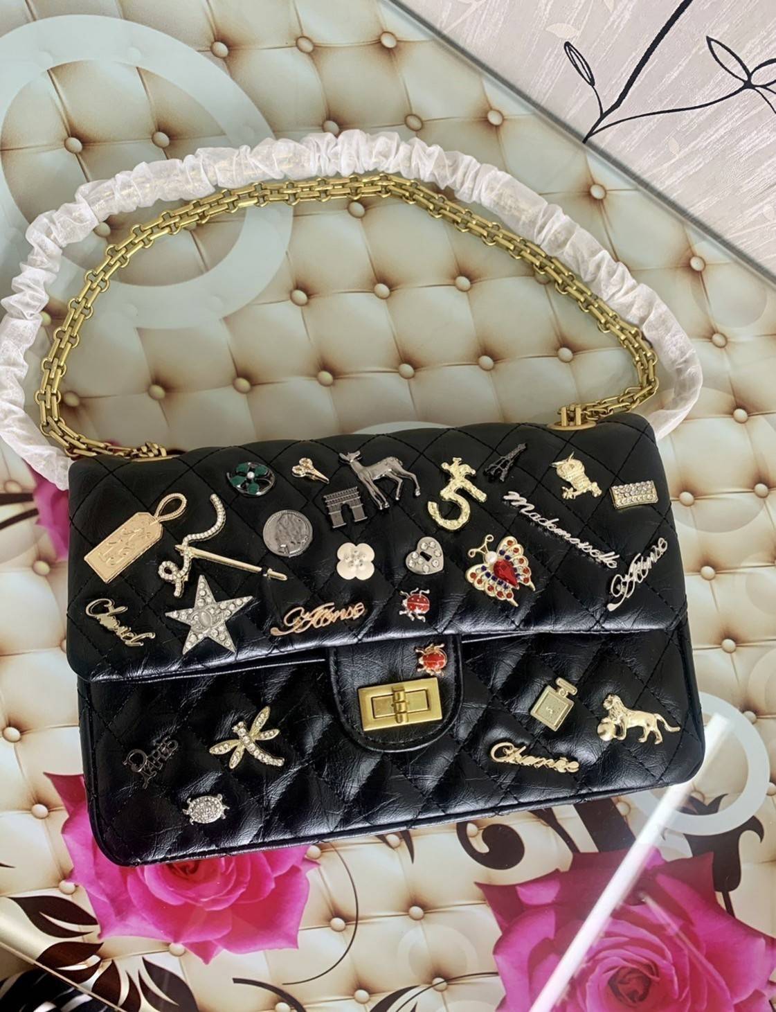 CHANEL ! Chanel Black Quilted Leather Limited Edition Lucky Charm Reissue Classic Bag กระเป๋าทรงคลาสสิคมาใหม่จาก Chanel วัสดุหนังแกะนิ่มกึ่งสังเคราะห์ ดีไซต์เป็นเอกลักษณ์ที่น่าจดจำ ด้านหน้าตกแต่งด้วยรูปสัตว์สิ่งของนำโชค อะไหล่ทอง มาพร้อมสายสะพายโซ่ทักทอเป