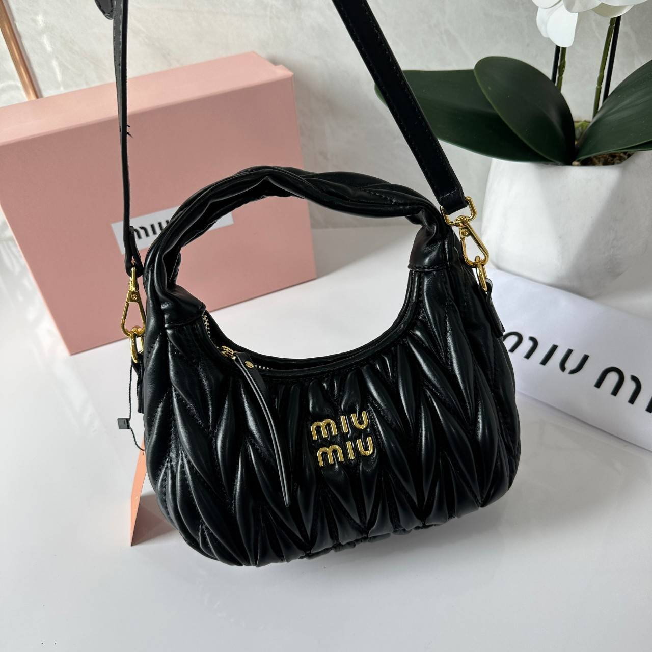 MIU MIU WANDER MATELASSÉ MINI HOBO BAG กระเป๋าถือ/กระเป๋าสะพายข้าง แบรนด์ดังจากอิตาลี ด้วยเอกลักษณ์ความโดดเด่น