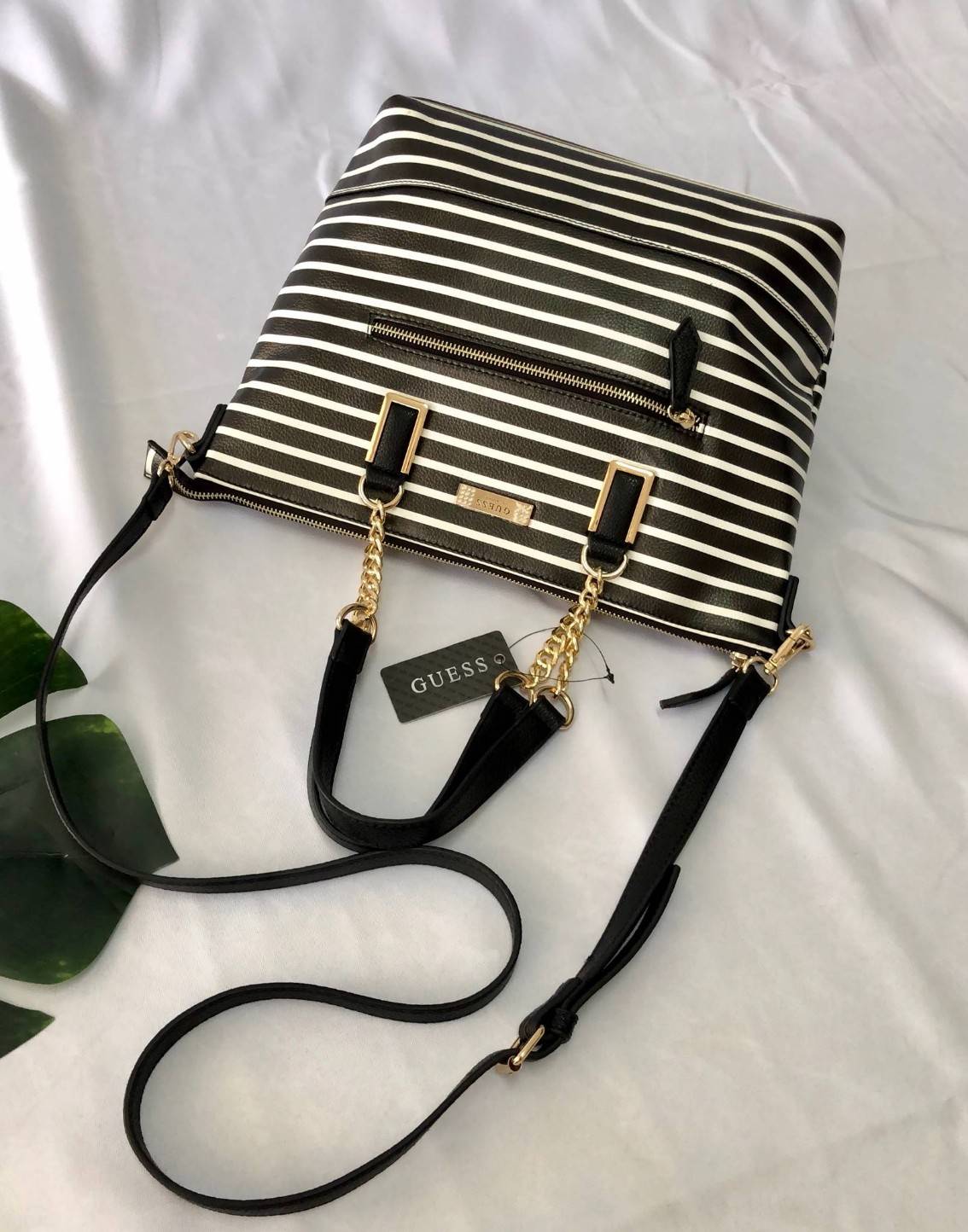 GUESS PU HANDBAG//SHOULDERBAG สินค้าเข้าใหม่!! กระเป๋าถือ/คล้องแขนหรือสะพายข้าง วัสดุหนังนิ่ม น้ำหนักเบา น่าใช้ ด้านหน้าติดอะไหล่โลโก้แบรนด์ประดับเม็ดคริสตัลหรู เปิดปิดกระเป๋าแบบซิป ภายในโล่ง ใส่ของจุ มีช่องซิปและช่องเล็กใส่ของจุกจิก หูหิ้วแบบโซ่ต่อหนังสว