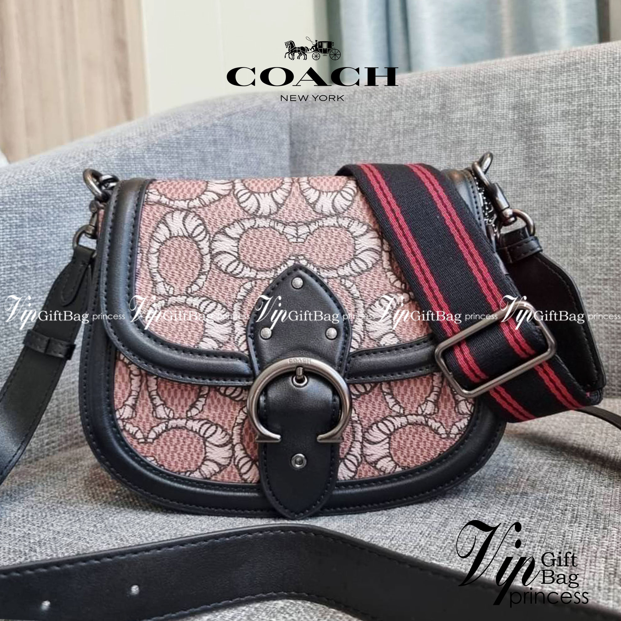 COACH C6972 COACH x MICHAEL B. JORDAN WITH BEAT SADDLE BAG คอลเลคชั่นใหม่ ดีไซน์สุดชิค มาให้สวยในไทยก่อนใคร กับกระเป๋าทรง saddle ที่พิเศษมากๆมาพร้อมสายสะพาย 2 เส้น ใช้คู่กันหรือแยกสะพายก็สวยครบสูตร กระเป๋าสะพายทรง saddle คลาสสิค วัสดุหนังแคนวาสสลับหนังแท้