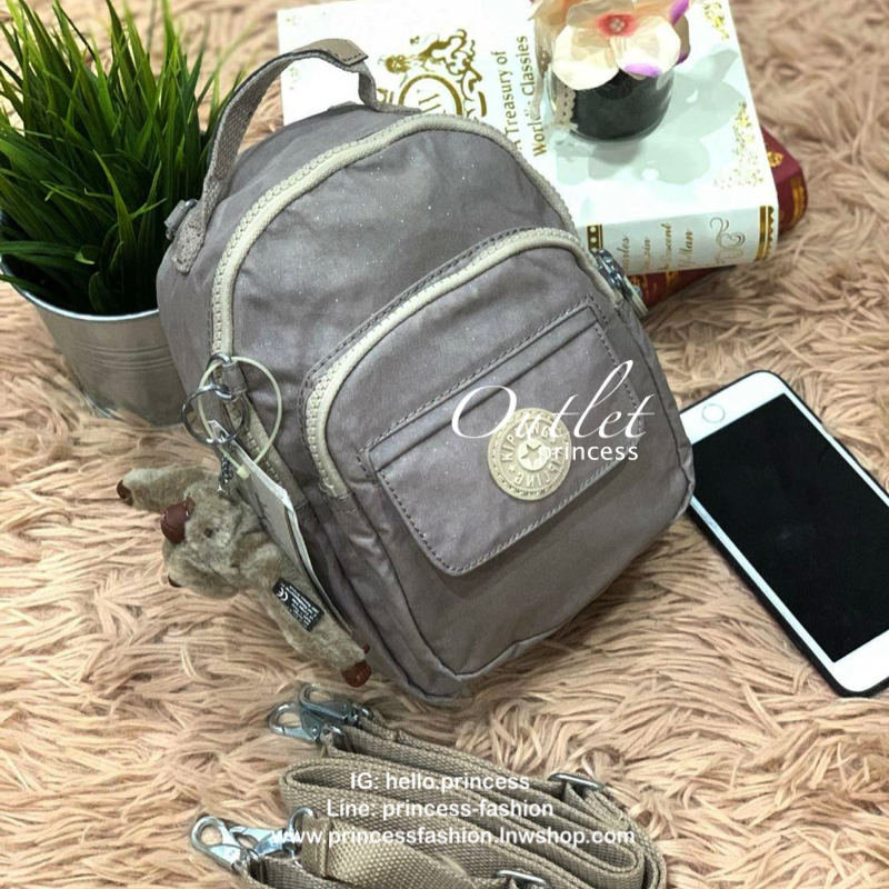Kipling alber solid Convertible mini backpack (HD7349) กระเป๋าเป้ขนาดมินิ สไตล์3in1 ที่สามารถถือ/สะพายข้างหรือเป็นเป้ก็ได้ มีช่องซิปใช้งาน2ช่อง ภายในแบ่งเป็นช่องเล็กใส่ของจุกจิก ด้านหน้าเพิ่มช่องเล็กเปิดปิดด้วยกระดุมแม่เหล็ก มาพร้อมพวงกุญแจลิงขนปุกปุยและส