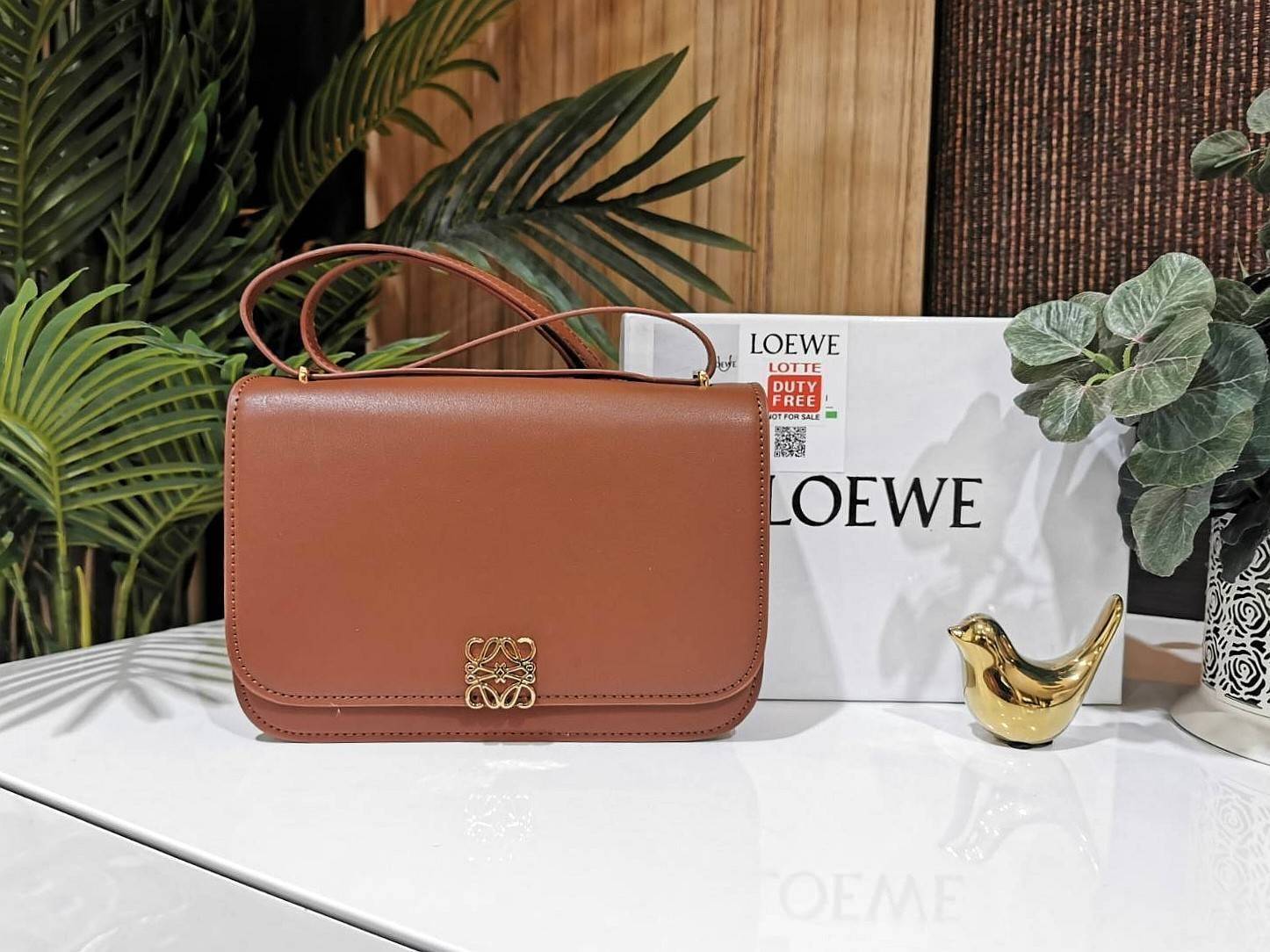 LOEWE CROSSBODYBAG VIP GIFT WITH PURCHASE (GWP) กระเป๋าสะพายพรีเมี่ยมกิ๊ฟ Limited Edition จากน้ำหอม LOEWE DUTY FREE วัสดุหนังแท้ Calf Leather หนังเรียบสวยอยู่ทรงดีไซน์สุดคลาสสิค เปิดปิดด้วยฝาปิดโลโก้แบรนด์อะไหล่ทองหรู ภายในมีช่องแบ่งหลายช่องแยกเป็นสัดส่วน