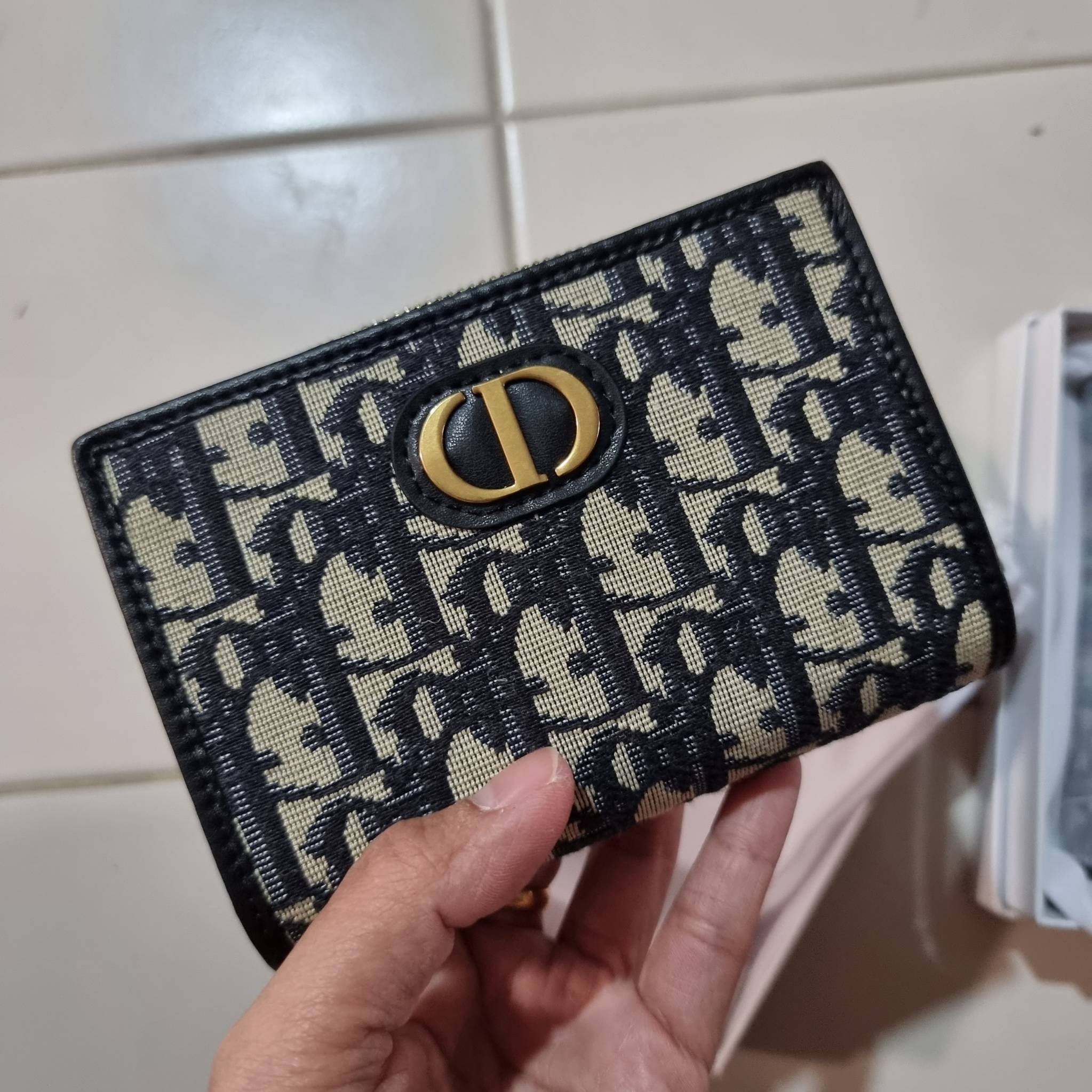 VIP 】CD MULTI WALLET WITH GWP กระเป๋าสตางค์ขนาดเหมาะมือ พรีเมี่ยมกิ๊ฟจากเคาน์เตอร์ ดีไซน์แปลกใหม่ ไม่ซ้ำใคร สลับเปิดได้ 2 ฝั่ง ตรงกลางเป็นช่องซิป วัสดุผ้าแคนวาสปักลาย สลับหนังแท้ภายใน ภายในมีช่องใส่บัตร ใส่ธนบัตรได้ สะดวกใช้มากๆ มาพร้อม box set ในราคาที่ถ