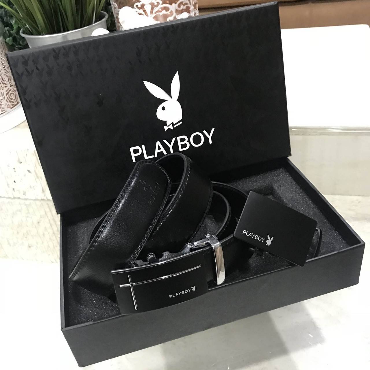PLAYBOY REVERSIBER BELT VALUE PACK Value set & 2 in 1! Limited Edition จาก Playboy มีหัวเข็มขัดให้เลือกใช้ถึง 2 แบบ 2อสไตล์ สลับใช้ได้ ตามความเหมาะสม ปรับได้ Freesize มาพร้อมกล่องแบรนด์ จะใช้เองหรือมอบเป็นของขวัญก็แนะนำค่ะ