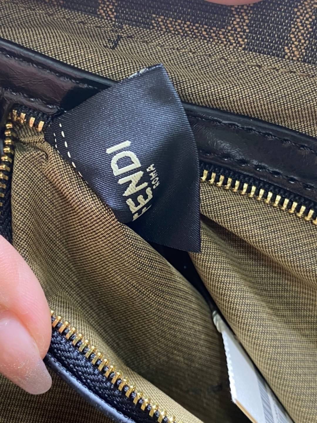 FENDI TOTE BAG 30cm กระเป๋าถือ/สะพายไหล่ ทรงสวย หรู ดูแพงเกินเบอร์!! ⭐️⭐️ วัสดุผ้าท็อปแคนวาสลายแบรนด์เต็มใบ ภายในโล่งกว้าง มาพร้อมหูจับในตัวและสายสะพายไหล่ ใช้งานได้ 2IN1 ✔️👍 ใบนี้จุของได้เยอะมากๆเลยน้า เหมาะกับสาวๆที่สัมภาระเยอะ หรือใช้สะพ