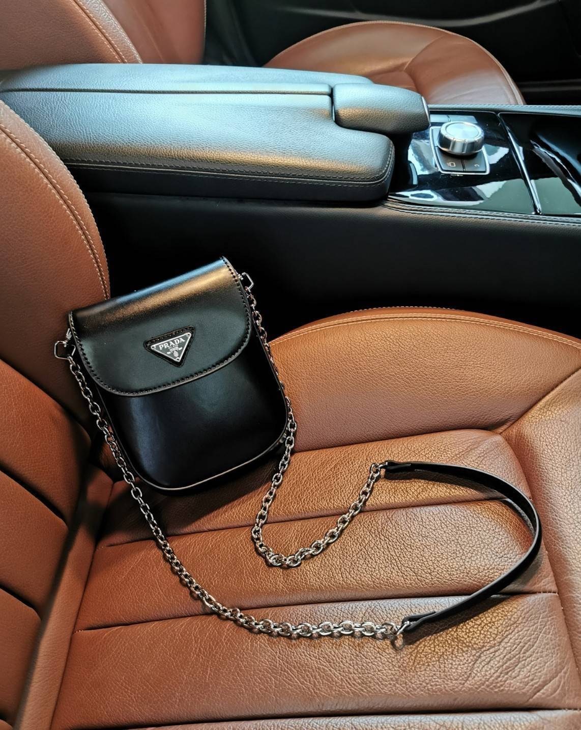 พรีเมี่ยมกิ๊ฟแท้ 100% 】Prada Leather Crossbody Bag Gift With Purchase (GWP) พรีเมี่ยมกิ้ฟรุ่นใหม่ล่าสุดจาก Prada Perfume DutyFree Counter หนังเรียบสวยอยู่ทรงด้านหน้าประดับโลโก้แบรนด์เปิดปิดด้วยฝาปิดกระดุมแม่เหล็ก