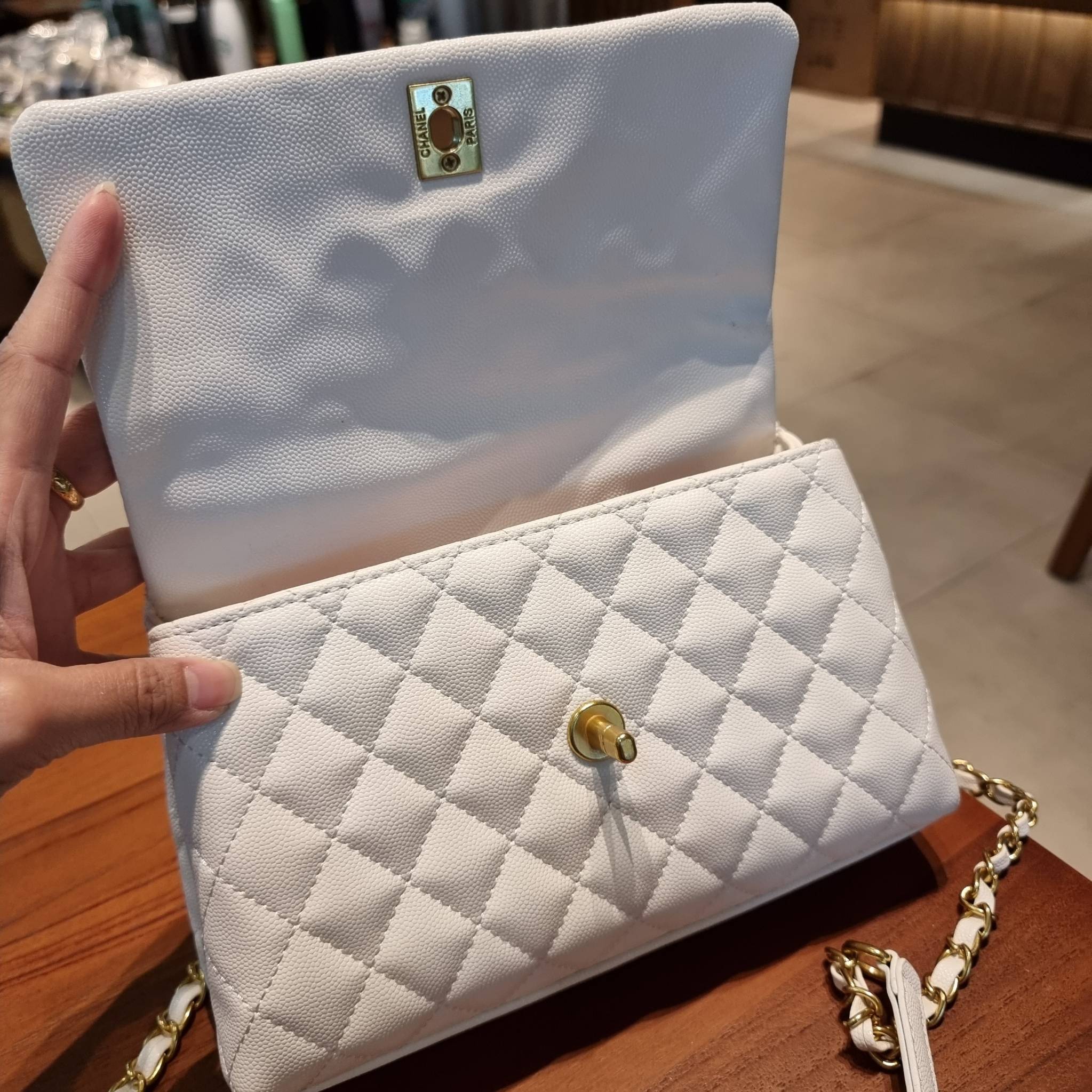 VIP 】รุ่นยอดฮิตตลอดกาล ไซส์กำลังสวย!! จากแบรนด์ Chanel กระเป๋าถือ/สะพาย หนังลายคาเวียร์ โลโก้เด่นชัด เปิด-ปิดกระเป๋าด้วยตัวบิดล็อค อะไหล่สีทองหรู ทรงสวยผู้ดี ภายในกระเป๋ามีช่องโล่งกว้างจุของได้พอสมควร มีช่องซิปแบ่งสัดส่วน ด้านหลังมีช่องเก็บของจุกจิกอีก 1 