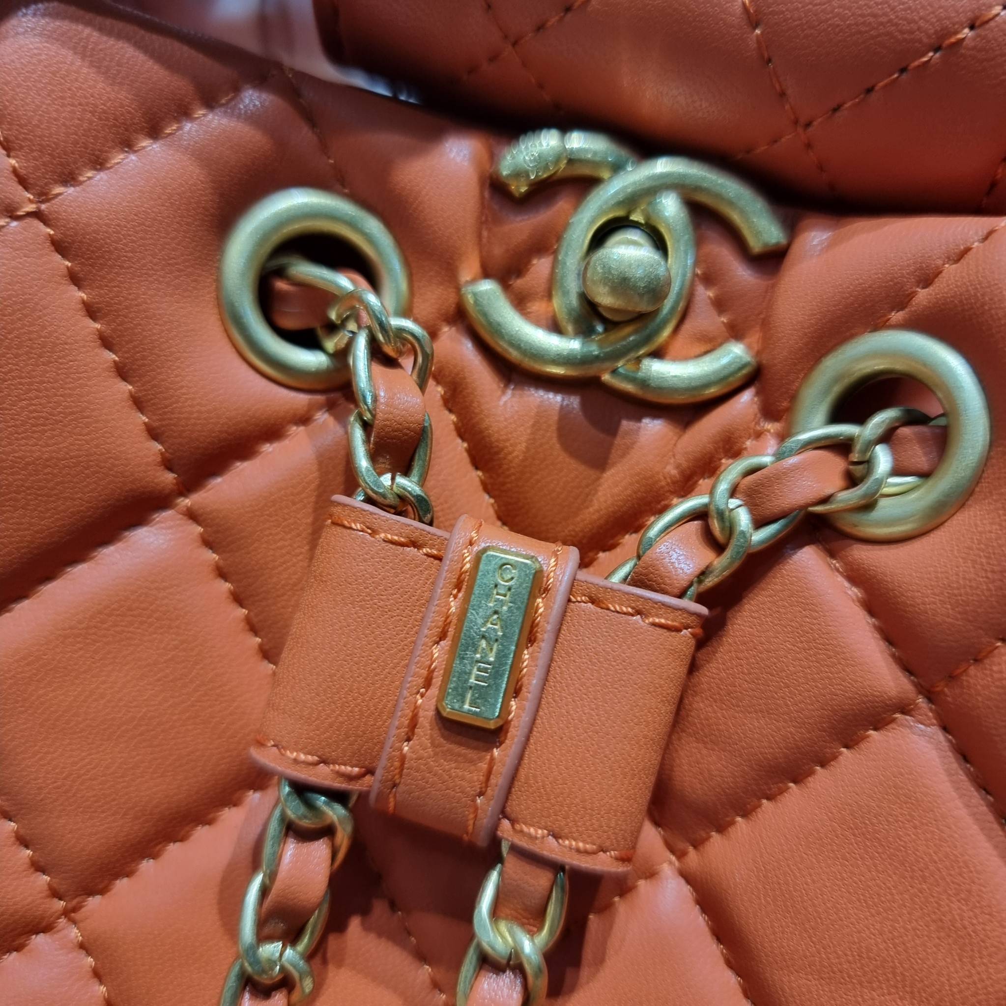 Chanel small backpack กระเป๋าสะพายหลังใบเล็ก โลหะสีทอง ดีไซน์ 2023 น้องน่ารักตะโกนม้าก!! กับกระเป๋าทรงเป้ ขนาดน่ารักน่าใช้ ดีเทลดีงาม มีใบลูกติดในตัวกระเป๋า สะดวกใช้สุดๆ