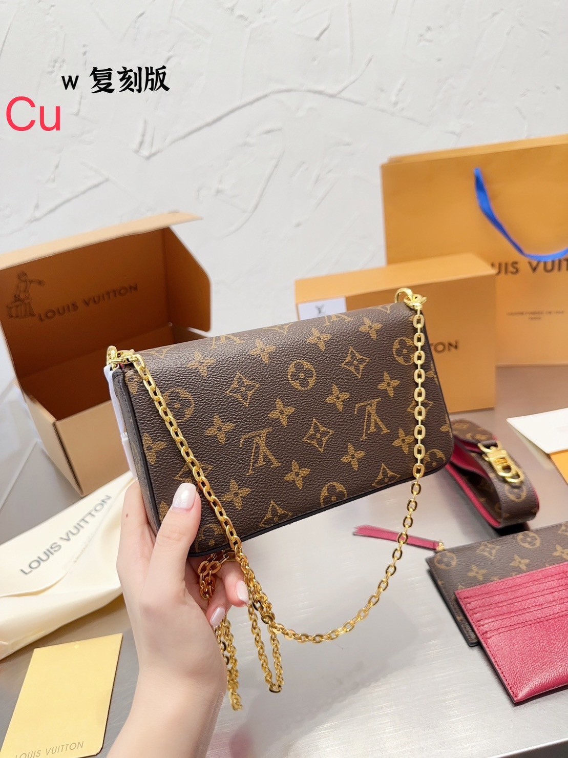 LV Felicie Pochette Monogram Bag / LV Felicie Chain wallet กระเป๋าสะพายข้างหรือถือแบบคลัทออกงาน พร้อมสายโซ่ และสายสะพายทรงสปอร์ตสุดคุ้มใช้งานง่าย