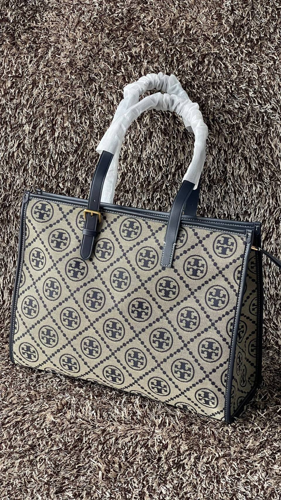 TORY TOTE BAG / Tory Burch T Monogram Jacquard Large Tote Bag สำหรับคนที่ชอบกระเป๋าที่มีพื้นที่ใส่ของได้จุใจ หยิบของใช้งานสะดวก และพกพาง่าย ขอแนะนำกระเป๋ารุ่น นี้เลยคะ