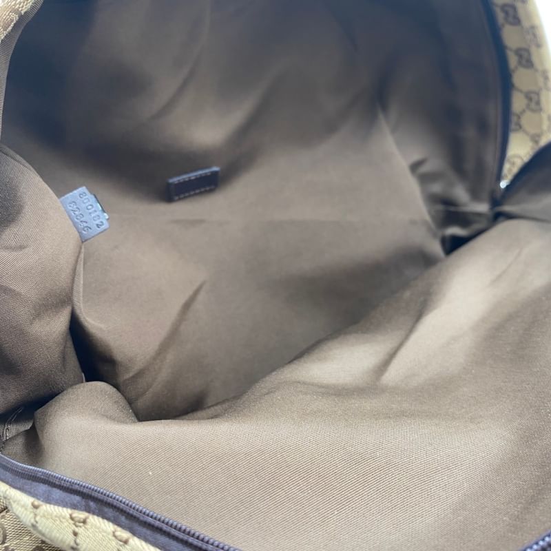 GUCCI Medium backpack with Gucci logo กระเป๋าเป้ขนาดกลาง ทรงใบใหญ่เอาใจสายจุ Best seller Unisex backpack งานผ้าแคนวาสพิมพ์ลาย GG สวยเด่นเป็นเอกลักษณ์ ใช้ได้ทั้งหนุ่มๆและสาวๆ ใบนี้คุ้มค่าราคามากๆ