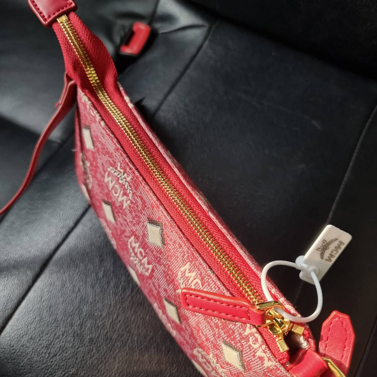 M.C.M MINI SHOULDER BAG IN VINTAGE JACQUARD MONOGRAM คอลเลคชั่นใหม่ล่าสุด โดดเด่นด้วยลายโมโนแกรม ถักทอบนผ้า woven jacquard กระเป๋าสะพายทรงพอชที่ไม่ธรรมดา มาพร้อมสายสะพายในตัว สามารถปรับใช้ได้ 2 แบบ สายยาวสะพายข้าง หรือจะนำสายเส้นกลางออกและปรับใช้สะพายไหล่