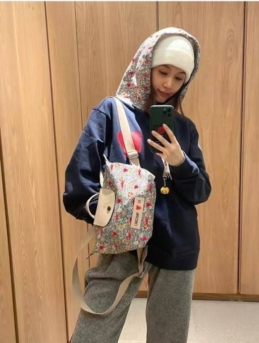 Longchamp X Eu Backpack กระเป๋าเป้สะพายหลังลายดอกๆไม้ วัสดุผ้าฝ้าย อะไหล่สีดำ กระเป๋าเป้แบบลำลองสำหรับสตรีซึ่งนำรูปทรงอันเป็นเอกลักษณ์ของ Le Pliage มาปรับใช้กับทุกสถานการณ์ อุปกรณ์เสริมที่ใช้งานได้จริงนี้มีสายรัดปรับระดับได้และที่จับช่วยให้ สะพายข้างหรือส