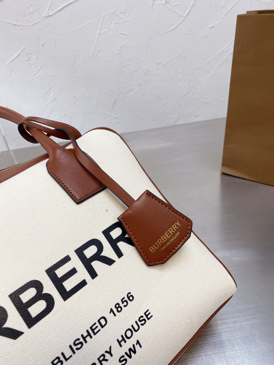 พรีเมี่ยมกิ๊ฟแท้ 100% 】BURBERRY VINTAGE BAG VIP GIFT WITH PURCHASE (GWP) พรีเมี่ยมกิ๊ฟ Limited Edition จากBURBERRY กระเป๋าสะพายไหล่สุดคลาสสิค เปิดปิดด้วยซิปยาวมีที่จับหนัง