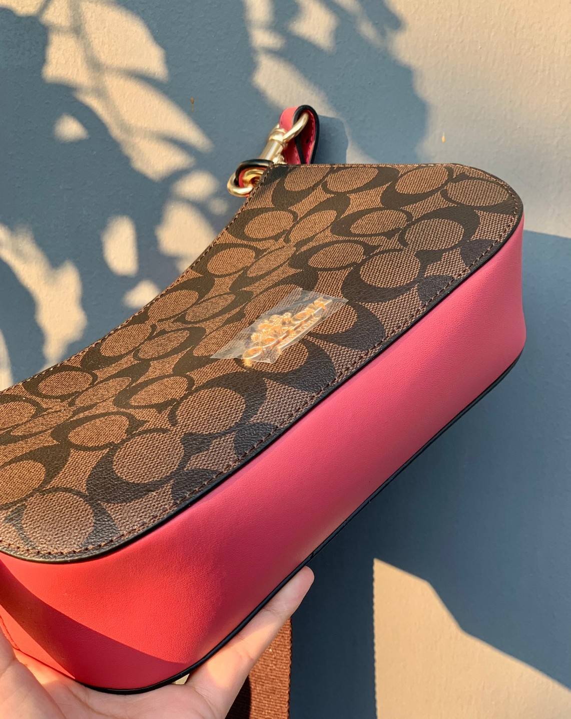 สีเข้าใหม่ สวยมากจริงค่ะ!! COACH JES BAGETTE IN BLOCKED SIGNAATURE ((C6825)) 📌พร้อมส่งที่ไทย สินค้าเข้าใหม่ลาสุดค่ะ! กระเป๋าสะพายครอสบอดี้ร์ หนังแท้ น้ำหนักเบา ทรงสวย 🔺ตัวกระเป๋าเป็นหนังลายC สลับสีได้ลงตัวสวยงาม โดดเด่น น่าใช้มากๆค่ะ!