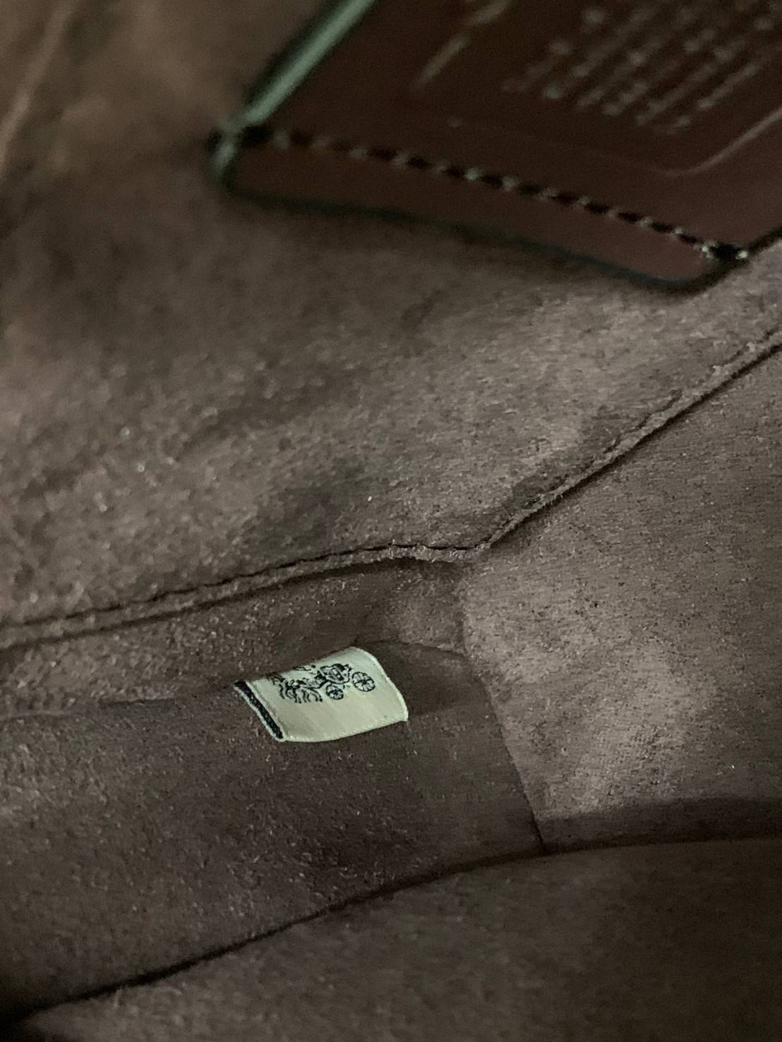 COACH TILLY SATCHEL 23 ((C1802//C1439/C1435)) พร้อมส่งที่ไทยทันทีค่ะ! กระเป๋าสะพายครอสบอดี้ร์หรือหิ้วก็เก๋ไปอีกค่ะ หนังแท้สวยงาม เปิดปิดกระเป๋าแบบหมุนล็อค ภายในมี2ช่องหลัก ใส่กระเป๋าเงินใบกลางได้;มือถือได้ทุกรุ่น;ของจำเป็นสาวๆได้ครบค่ะ;มีช่องซิปกลางและช่อ