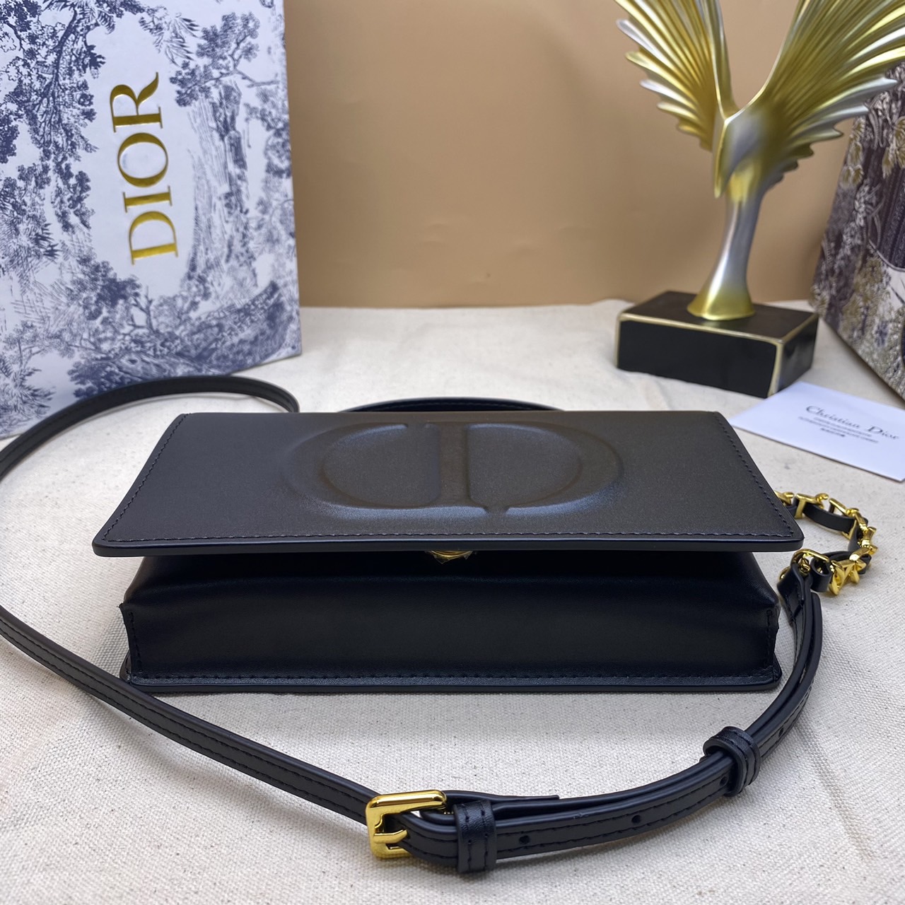 CD SIGNATURE MINI BAG Black Calfskin with Embossed / DIOR Clutch Bag พร้อมส่ง กระเป๋าสะพายทรงคลัท New for Winter 2023 คอลผู้ดี สวยหรู โดดเด่น ราคาสุดคุ้มพร้อมอุปกรณ์ครบ ไม่อยากให้พลาดน้า