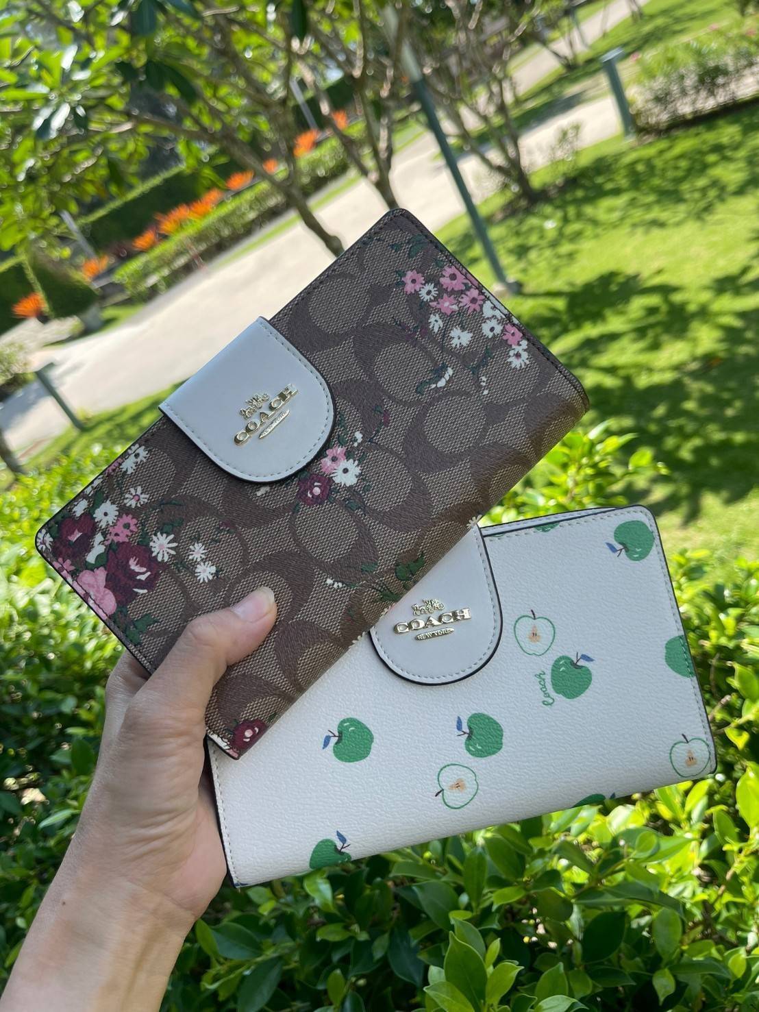 COACH TECH WALLET IN SIGNATURE CANVAS อีกหนึ่ง collection ของกระเป๋าสตางค์ที่ดีไซน์ทันสมัยให้ใช้งานได้แบบครบครัน เป็นกระเป๋าสตางค์ ที่มีช่องสำหรับใส่โทรศัพท์มือถือ ธนบัตร เหรียญ และบัตรต่าง ๆ ใช้งานแบบ2ด้าน เพิ่มความสะดวกสบายด้วยสายคล้องมือ ช่วยให้พกไปไหน