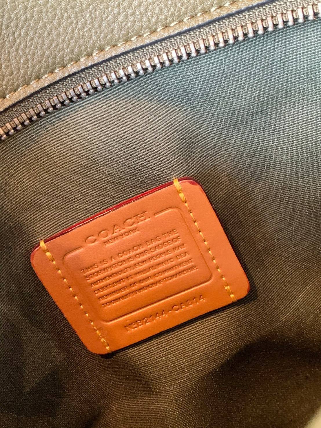 COACH COLORFUL GOTHAM TOTE SIGNATURE ((CA814)) รุ่นนี้ใช้ได้ทั้งผู้ชายและผู้หญิง ขนาดกลางๆกำลังสวยเลยค่ะ ใหม่ล่าสุด ก่อนใคร! กับกระเป๋าที่รังสรรค์สีออกมาได้สดใส เรียกได้ว่าจัดเต็มในเรื่องสีมีเดียวค่ะ หนังแท้ ลายหนังสวย บวกกับโลโก้แบรนด์ทั้งใบที่ลงลายสีได้