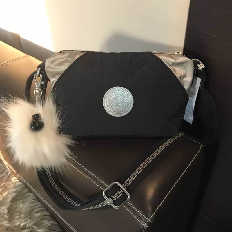 Don't Miss! NEW! KIPLING ART XS SHOULDER BAG กระเป๋าสะพายรุ่นใหม่ล่าสุดดีไซน์สุดชิค Limited Edition วัสดุ Nylon+Polyester 100% น้ำหนักเบา โดดเด่นที่มีสายสะพายยาวทอลายสวยเก๋ไม่ซ้ำใคร สามารถเลื่อนปรับระดับได้สะพายไหล่หรือ crossbody ได้ เปิดปิดด้วยซิปสะ