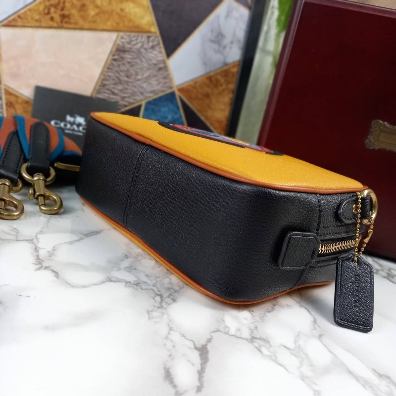 OUTLET 】COACH Camera Bag In Colorblock With Coach Patch (COACH F79278) 🍁หายากมากๆแล้วรุ่นนี้**จะถือ หรือสะพาย ได้ตามใจสั่ง //วัสดุหนังแท้เต็มใบ คุณภาพหนังดีมากๆ ปักโลโกตัวC ด้านหน้า ดูดีแบบไม่ซ้ำใคร //มาพร้อมสายสะพาย 2 สาย >>สายหนัง และสายสป