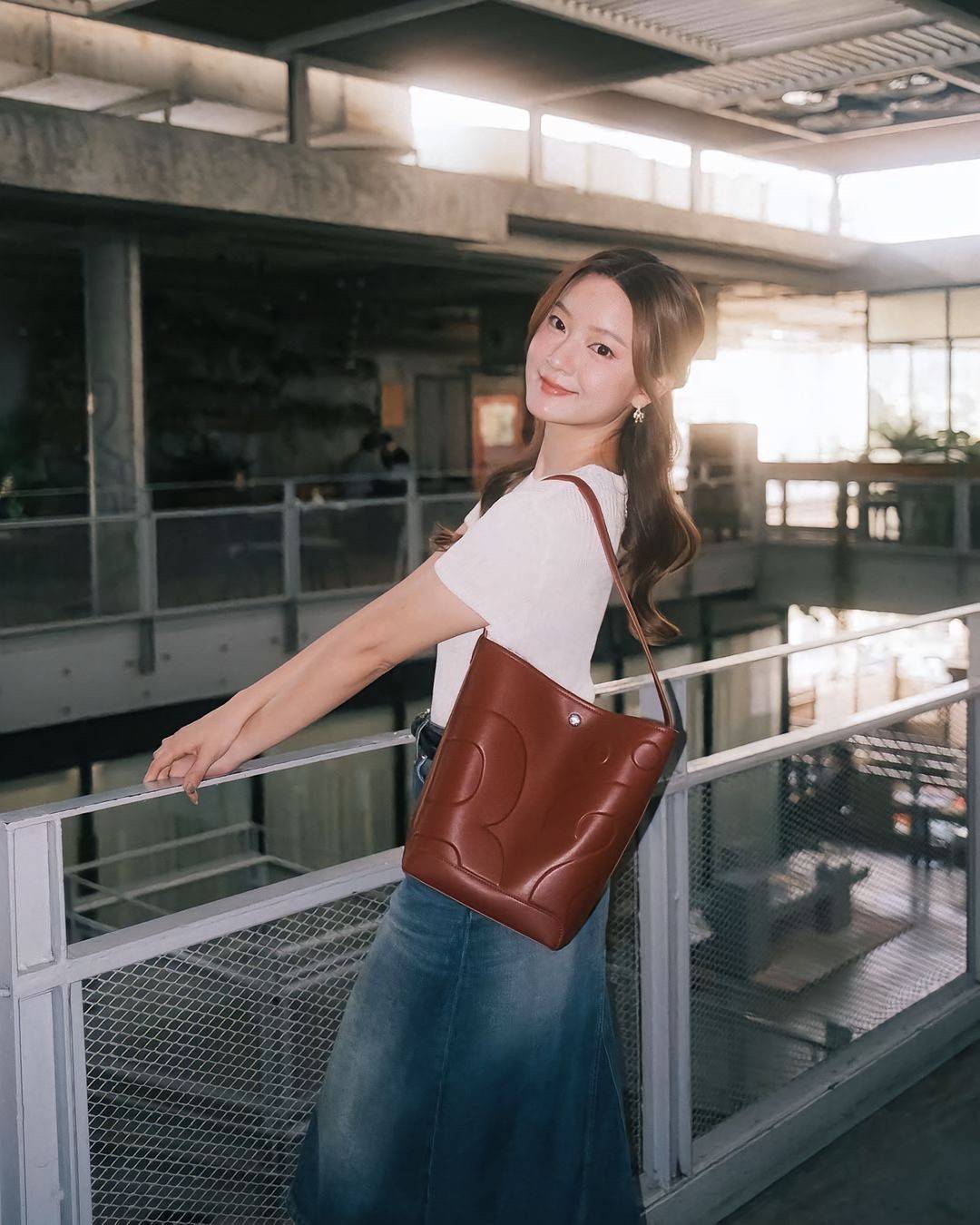 Rally The Bag Whisper กระเป๋าทรงบัคเก็ตงานหนังรุ่นใหม่ ฮอทติดลมบน มาแรงสะพายกันทั่วบ้านทั่วเมือง สายแบกสายขนห้ามพลาดจุของได้เยอะ รุ่นหนังผิวสัมผัสนิ่มมือ ทนทานและจุสิ่งของได้ครบครัน โดดเด่นด้วยโลโก้ตัวนูน