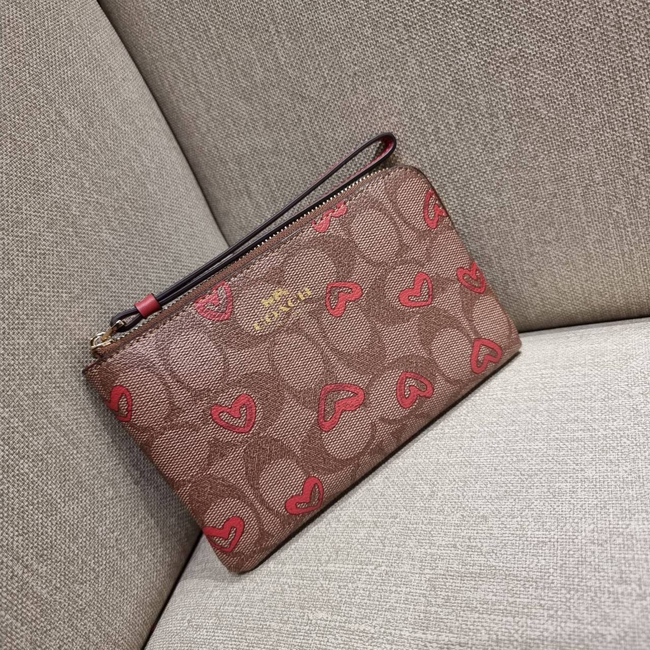 COACH 2972 CORNER ZIP WRISTLET IN SIGNATURE CANVAS WITH BUTTERFLY PRINT มาแล้วจ้า ไอเท็มสุดปัง!! ฮิตไม่เลิก!! พร้อมลวดลายสุดคิ้วท์ น่ารักน่าใช้ขึ้นไปอีก กระเป๋าคล้องมือ ขนาดเหมาะพกพา วัสดุหนังแคนวาส ภายในเป็นช่องโล่ง ใส่ธนบัตร หรือใส่บัตร ใส่เหรียญ ได้หมด