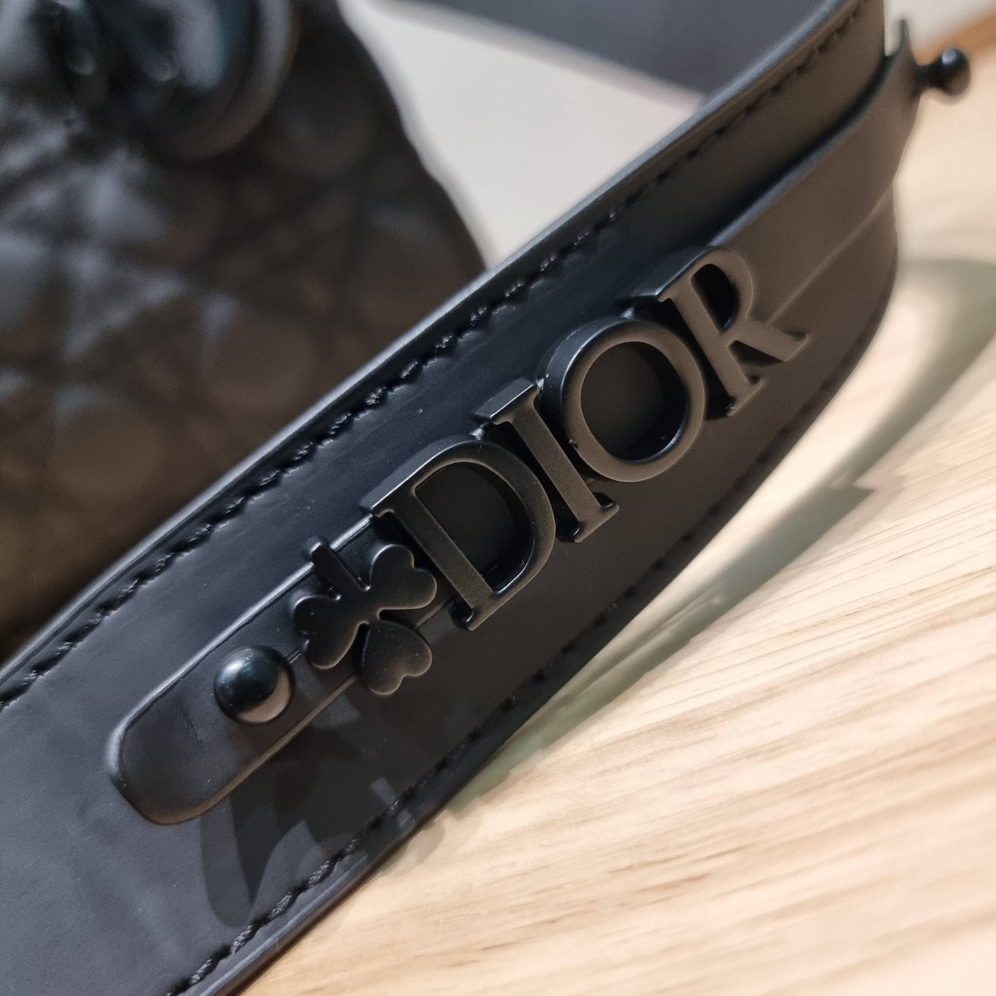 SMALL LADY DIOR MY ABCDIOR BAG Ultramatte Cannage Calfskin / CD LADY ULTRAMATTE BAG พร้อมส่ง กระเป๋าสะพายข้าง ดีไซน์เรียบง่าย แต่แฝงไปด้วยความหรูหรา ทรงกล่องคลาสสิค โดดเด่นด้วยพวงกุญแจอะไหล่สีเดียวกับตัวกระเป๋า ผิวแมทท์ ลายเส้นซ้อนทับสวยงาม