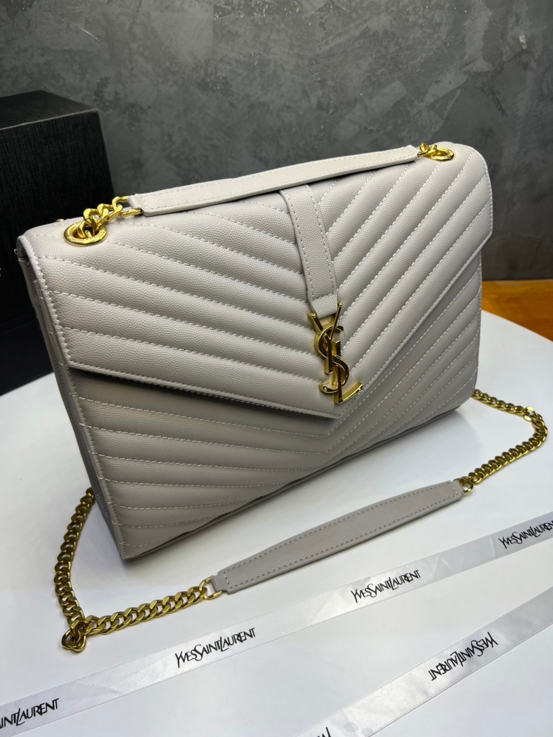 หนังแท้ YSL college large chain bag in quilted leather 30cm กระเป๋าสะพายใบใหญ่ ดีไซน์ทรงสวยหรู ตอบโจทย์ได้ทุกสไตล์ ภาพสินค้าถ่ายจากงานขายจริง ใช้งานต่างประเทศได้