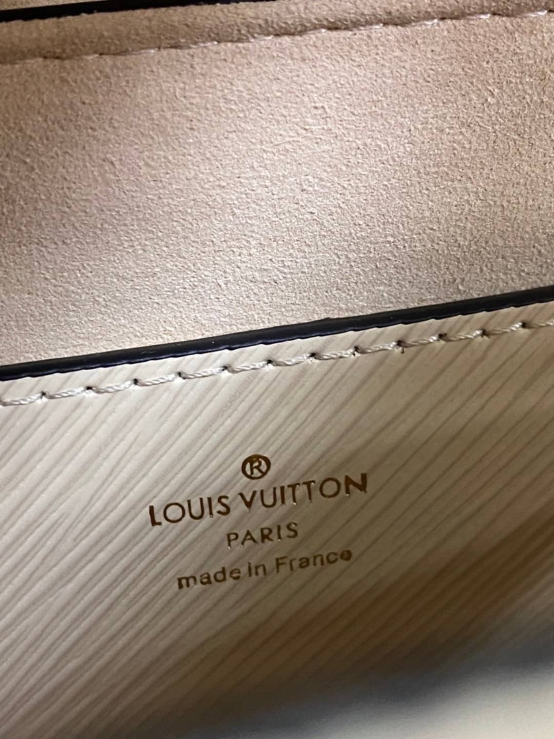 ORI หนังแท้ | LV Twist MM chain bag in grained Epi leather กระเป๋าสะพาย/กระเป๋าถือร พร้อมสายโซ่ หนังลายเกรน Epi โดดเด่นด้วยโลโก้หน้า สวยหรูเป็นเอกลักษณ์ ดีไซน์คัลเลอร์บล็อค สัมผัสโดดเด่นแมตช์กับทุกสไตล์